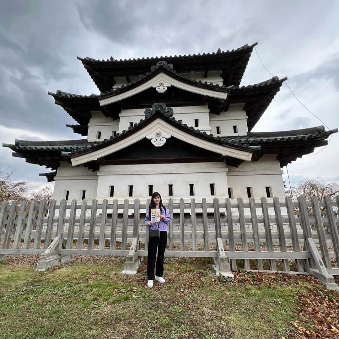 美蘭レンナさんのインスタグラム写真 - (美蘭レンナInstagram)「. . . 12月に入りましたが、 もう少し青森秋田旅にお付き合いください🍎  どうしても行きたかった、青森県の弘前城へ🏯  実は国内外のお城ファンで、 日本100名城のスタンプを集めています☺️✨  旅行の時に100名城はその県にあるか、 お城に行けるか、プランと行程は必ず考えます。  現存するお城は12あるのですが、これって凄い事ですよね！！ 天災や戦争の被害にあうことなく、 この現代に残っているなんて奇跡✨  その時々の戦国武将たちは何を思い何を考えてたんだろうって 天守で想像するのが至福の時間🤤🤤🤤笑  ビルが立ち並んでいても、 戦国時代から現在まで見えている土地の地形に そんなに変化はないはず🗺️  お城によって、守りが強固だったり戦向きだったり、 時代によってお城の造りが異なるのも見所✨  弘前城はこじんまりとしたお城でしたが、東北唯一の現存天守。庭園が広く、桜の名所としても有名ですが、 紅葉がとても綺麗でした🍁🍁  まだ22/100しか達成していないので、笑 いつか全制覇してみたいですね😊😊😊 . . . #青森#秋田#旅#紅葉#秋#冬 #弘前城#お城#100名城#お城巡り #弘前市#歴史#日本史#日本文化 #観光#旅行#紅葉 #december#japan#japanese #japon#edo#castle」12月1日 22時55分 - renna_miran33
