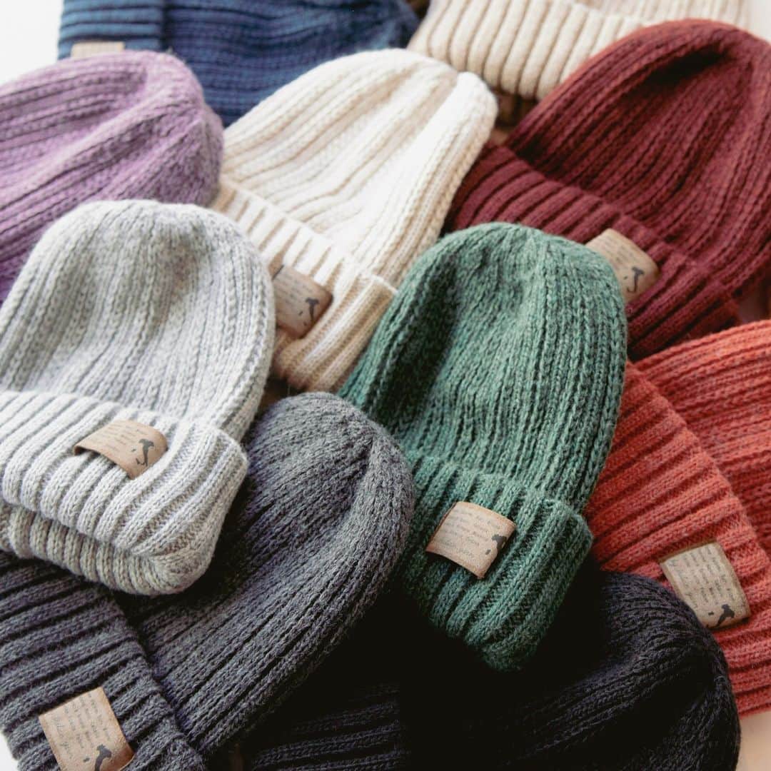 【公式】帽子専門店イチヨンプラス さんのインスタグラム写真 - (【公式】帽子専門店イチヨンプラス Instagram)「. 高品質で柔らかいイタリア糸を使用したニット帽。  レトロな雰囲気のタグと、今年も新色が加わったカラフルなからーバリエーションは、モノトーンになりがちな冬のコーディネートを、鮮やかに彩ります♪  裏地の細編みニットは保温性にも優れ、肌あたりの優しい被り心地です。  是非、クリスマスのプレゼントにいかがでしょうか🎁  ▼商品名 #変則リブワッチ ▼商品コード #100683   ¥4200(税込) Color:pink/red,pink/red(2),pink/red(3),pink/red(4),blue(2),blue(3),gray,black,beige,beige(2),brown,green,green(2),charcoal,purple,orange Size:Free  ._______________________________________⠀⠀⠀   商品や色々なシーンに合わせた帽子コーデ、帽子にまつわるHOW TOをお届けしています♪ 最新情報はアカウントをCheck！ 👉@14plusjp . .________________________________________⠀⠀⠀ #イチヨンプラス #帽子 #帽子コーデ #ニット#ニットコーデ#ギフト#クリスマスギフト#プレゼント#冬コーデ」12月1日 22時56分 - 14plusjp
