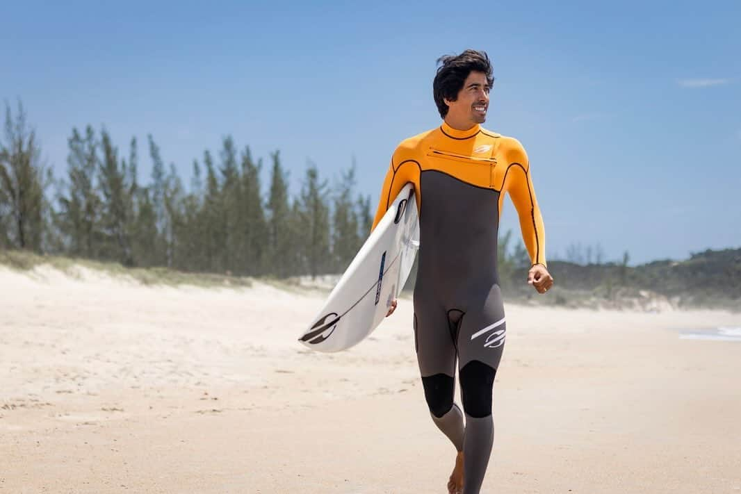 ミグエル・プッポさんのインスタグラム写真 - (ミグエル・プッポInstagram)「Curtindo um dia de sol com a minha UV 1mm wetsuit chestzip 2024🔥Com uma borracha muito leve e extremamente flexível 🙌 É o mais novo lançamento da @mormaiioficial e já é minha roupa favorita 🫶   #Wetsuits #Surf #Esporte #SintaseMormaii  📸: @carloscarpinelliphoto」12月1日 22時57分 - miguelpuposurf