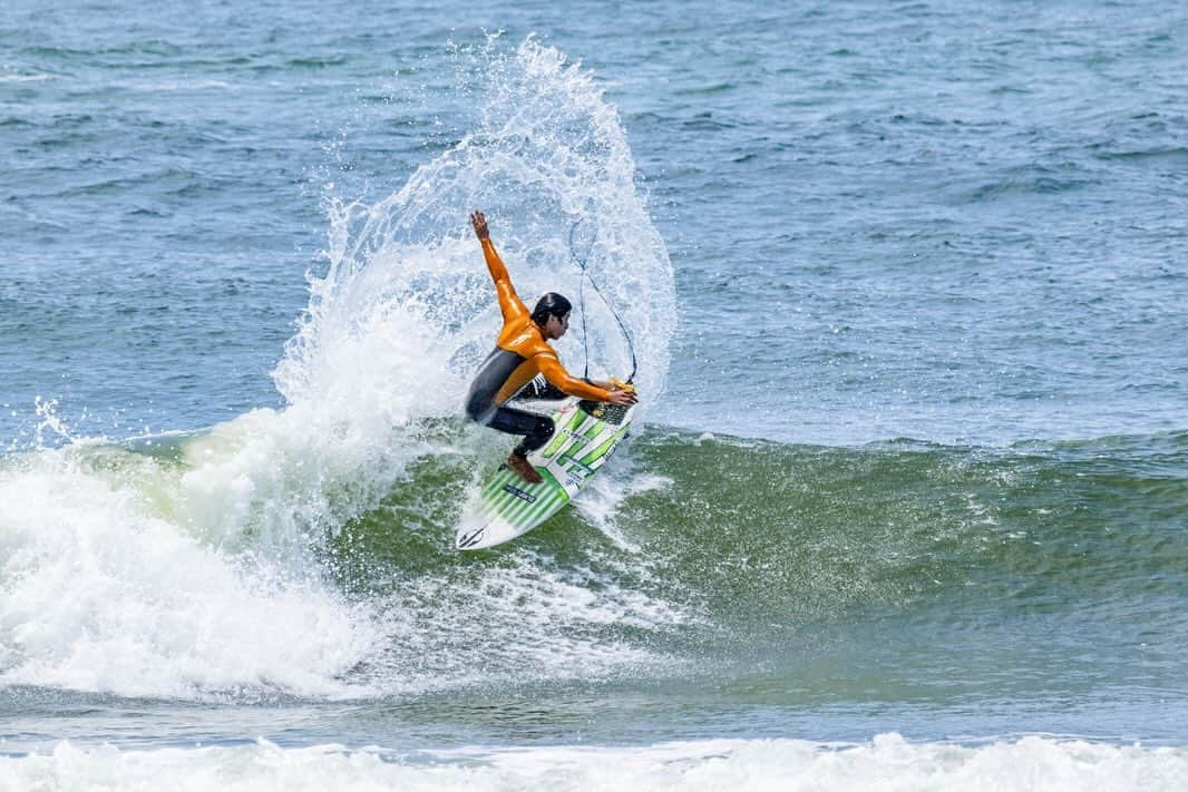 ミグエル・プッポのインスタグラム：「Curtindo um dia de sol com a minha UV 1mm wetsuit chestzip 2024🔥Com uma borracha muito leve e extremamente flexível 🙌 É o mais novo lançamento da @mormaiioficial e já é minha roupa favorita 🫶   #Wetsuits #Surf #Esporte #SintaseMormaii  📸: @carloscarpinelliphoto」