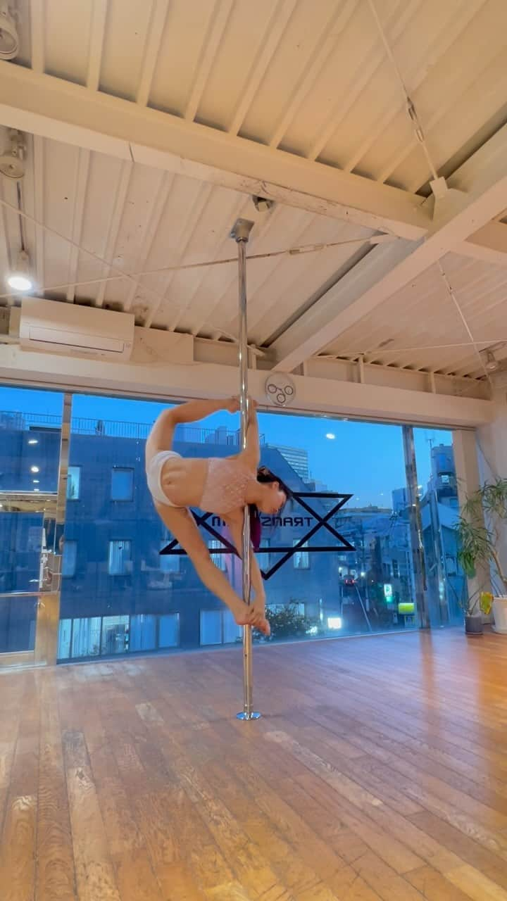 坂井絢香のインスタグラム：「🌹🎀✨  Wearing @hot_han_official   #pdtricks #flexibility  #poledance #ポールダンス　 #spinningpolecombo #spinningpole」