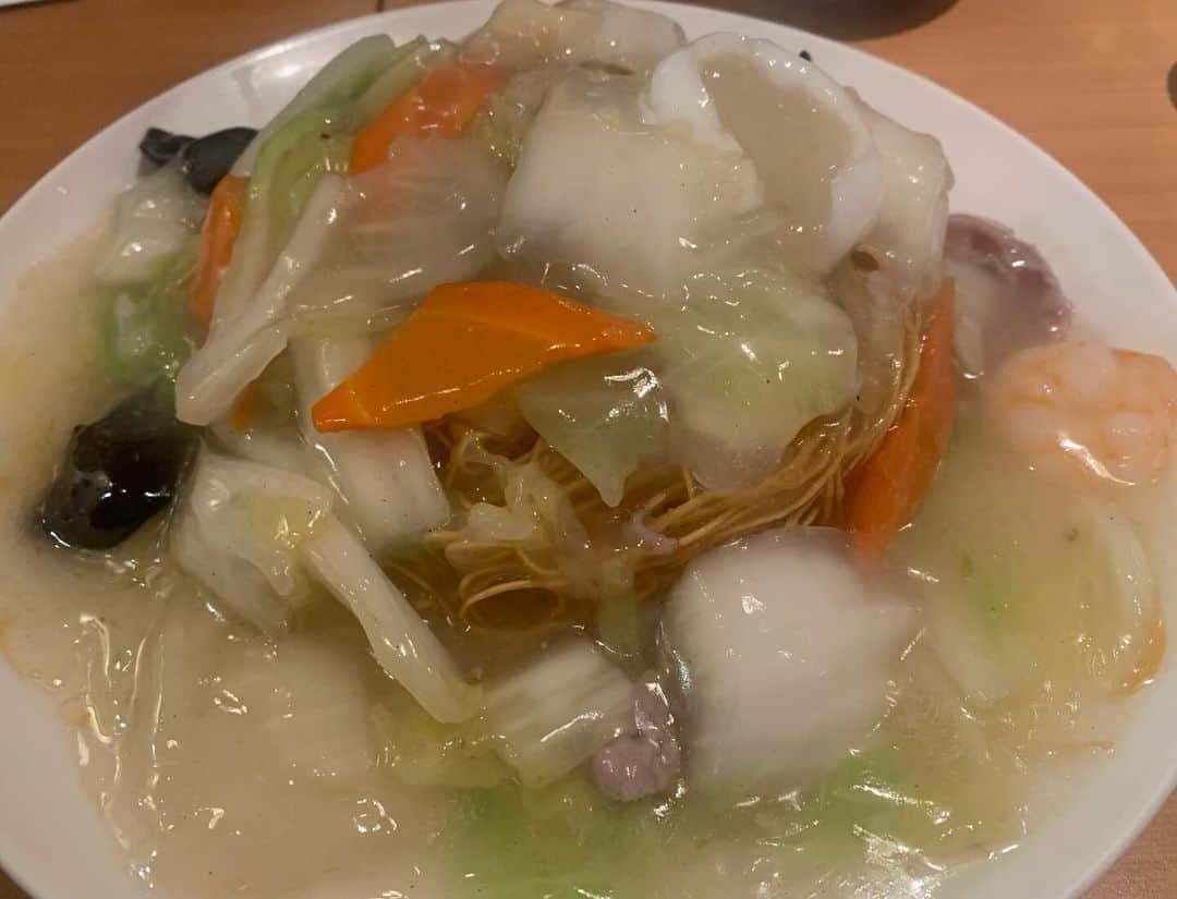 昴生さんのインスタグラム写真 - (昴生Instagram)「晩飯！！ #東京へ戻り #家族と友達と #晩ご飯！ #目黒菜館 さん！ #よく行く中華！ #かた焼きそば！ #うまいー！ #ごま油の効いたあんかけに細揚げ麺！ #これほんまめちゃめちゃうまい！ #今までなんで注文してなかったんやろ！ #豆苗！ #唐揚げ！ #エビチリ！ #酢豚！ #カニチャーハン！ #海老餃子！ #どれもうまいー！ #中華の好きなところはメニューの豊富さ！ #チャーハンだけでも6種類くらいあったり #ラーメンだけでも8種類くらいある！ #あと部門別で分けるなら #とろみ部門を設けてほしい！ #とろみがあるもので1ページ埋めてほしい！ #そのページにとろみかけてほしいくらい！ #とろみ専門店とかあったらええのに！」12月1日 22時57分 - mikikousei