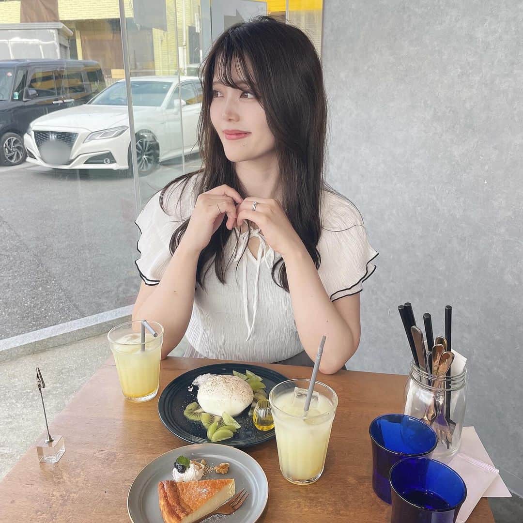 山田あかりさんのインスタグラム写真 - (山田あかりInstagram)「淡路島でみつけたチーズ好きさんにおすすめのお店♥  @awajishima_cheese は色んな種類のチーズとデザート、 ご飯があって私たちはデザートをたべたよ☺️🍴𓈒𓂂𓏸  並んでたけど待ったかいがあったくらい美味しくて チーズとフルーツってこんなに相性が良かったんだって驚いた😳 かけているのはオリーブオイル！ 最初はちみつかと思ったから食べてびっくり😳 オリーブオイルとチーズ、フルーツの相性抜群だった！ 味はさっぱりしてたよ😍 わたしは横にある粗めのお塩をつけて食べるのがおすすめ🥰  おみやげもあったから買えばよかったー😭🧀♥  また淡路島行く時は絶対また食べに行くつもり！  気になる人はぜひ行ってみてね♥  🐑💤水曜日 🏠木～火曜日 ⏰11:00-16:30 📍兵庫県淡路市育波583-2  #淡路島チーズ工房 #淡路島観光 #淡路島グルメ #淡路島チーズ #淡路島カフェ #淡路島旅行 #淡路島デート #淡路島ドライブ #チーズ好き #チーズ好きのためのチーズケーキ #チーズ好きにはたまらない」12月1日 22時58分 - akari030201