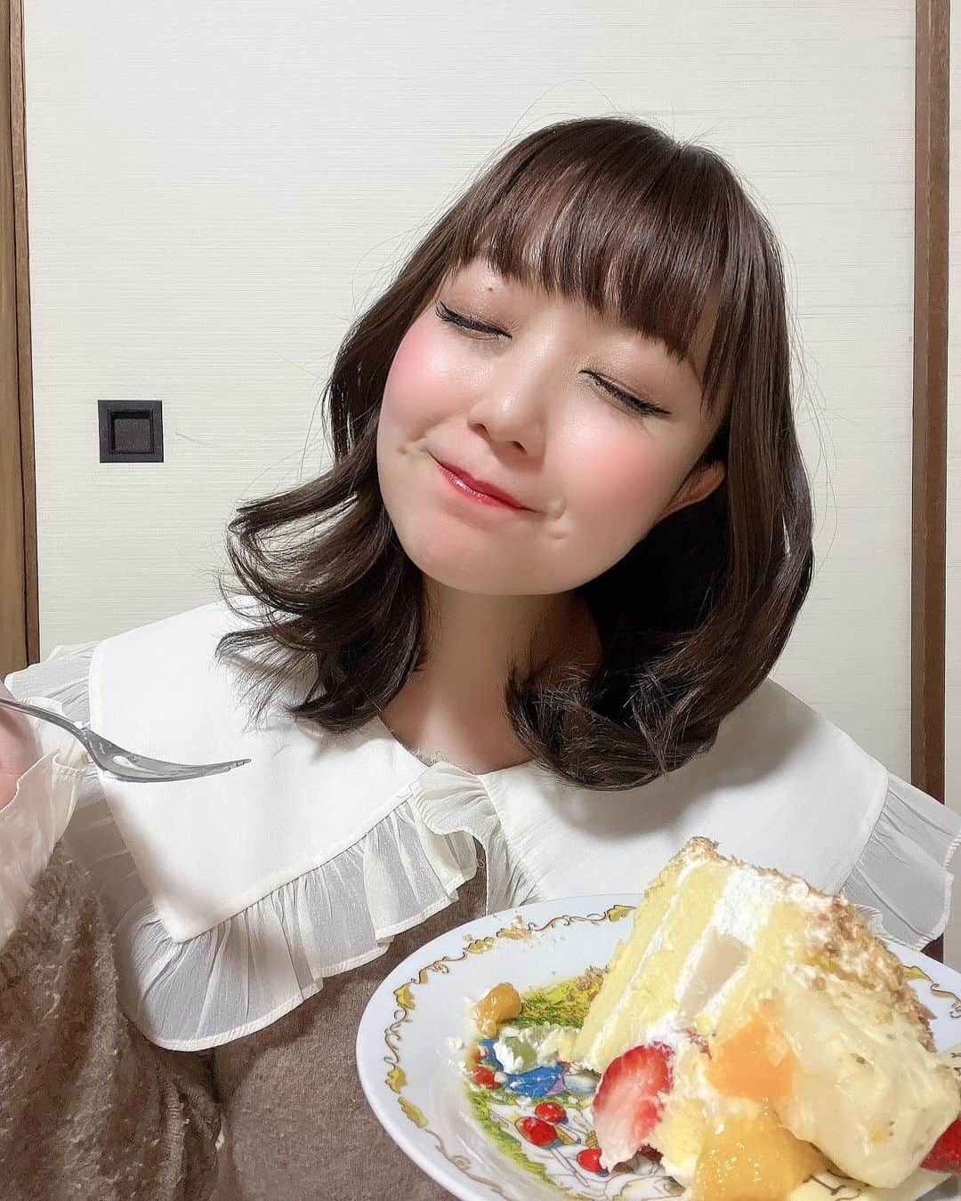 嶋梨夏さんのインスタグラム写真 - (嶋梨夏Instagram)「幸せ満点10周年😋💓 . そして今日は「タイラーF」大阪、関西凱旋公演初日でした✨関西からパワー全開に届けます！！！明日の14:00・18:00公演でラスト😭！！見逃さず観に来てください🙇🏻‍♀️✨✨ . . .  【公演詳細】  吉岡平追悼公演ガールズハイパーミュージカル 「タイラーF〜フォーエバー〜」  〈公演日時〉 12月1日(金) 19:00 2日(土) 14:00・18:00 (上演時間は約90分の予定です)  〈劇場〉 なんばイエスシアター  📍大阪府大阪市中央区難波千日前11-6 なんばグランド花月ビル 🚃御堂筋線「なんば」駅 または、堺筋線・近鉄「日本橋」駅から徒歩10分 https://yes-theater.com/access.html  〈チケット〉 S指定席¥9,000・A自由席¥6,000 ✅ご予約はXからお待ちしています🙇🏻‍♀️ . . . . . #被写体 #お仕事依頼受付中 #10周年 #10thanniversary #デビュー10周年 #11月29日 #お祝いケーキ #お祝い #ケーキ #cake #むちむち #ぷに子 #アラサー女子 #平成元年生まれ #150cm #ファインダー越しの私の世界 #ポートレート #ポートレート撮影 #女優 #actress #photooftheday #JAPAN #japanesegirl #instagood #followme #ricashima #嶋梨夏」12月1日 23時08分 - shimarica_jp