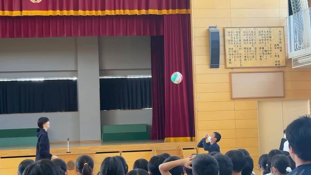 栗原恵のインスタグラム：「. #笑顔と学びの体験活動プロジェクト 江戸川区立松江小学校に伺って 講話とバレーボール体験教室をしてきました☺️🏐  みんなが積極的に取り組んでくれて 楽しい時間を過ごせました✨  ありがとうございました💐 かわいかったな〜👦🏻👧🏻🧒🏻」