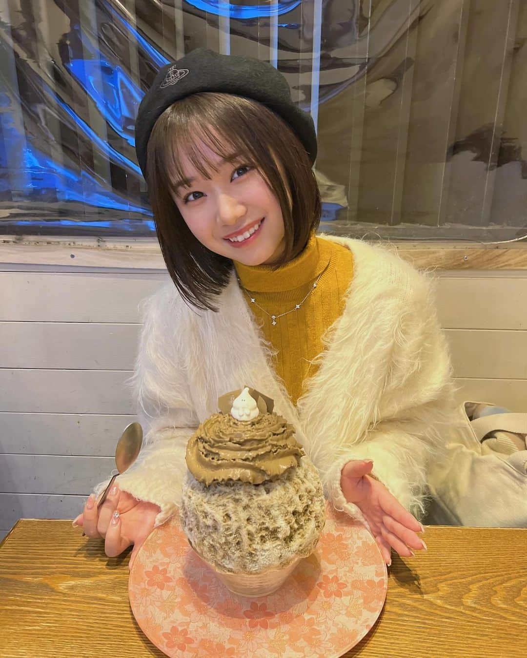 真下華穂さんのインスタグラム写真 - (真下華穂Instagram)「このまえかき氷食べた🍧🍫 こんな大きいかき氷初だった！！！ ギリギリ寒かった👻」12月1日 23時00分 - k.a.h.o.kahochan