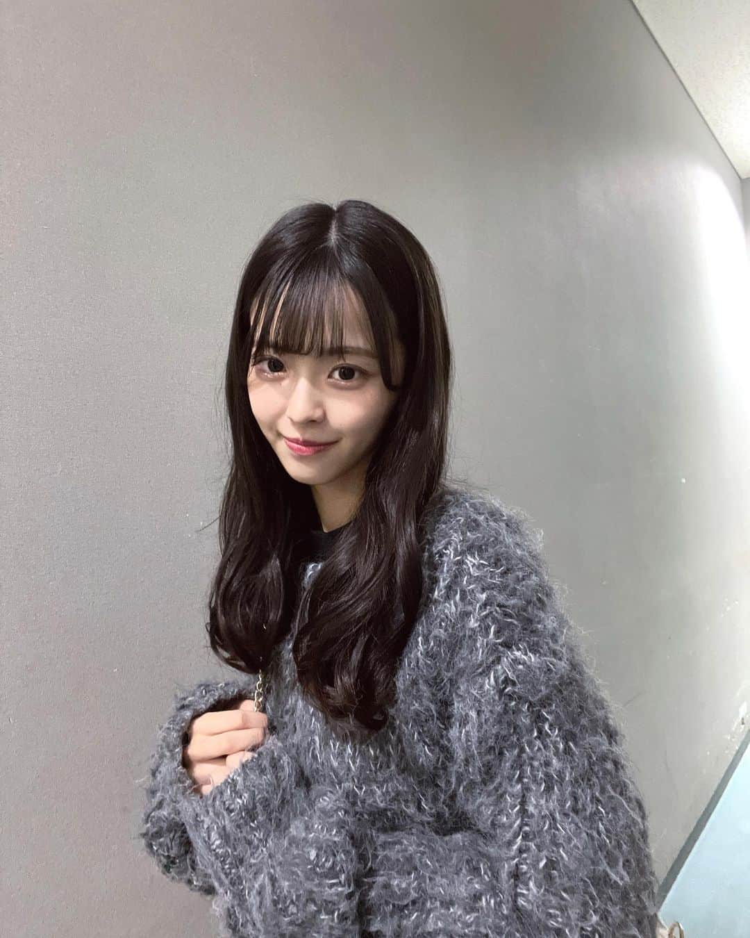 桜田彩叶さんのインスタグラム写真 - (桜田彩叶Instagram)「#毎日コーデ 7日目！  最近めっちゃ着るこのお洋服、実は2wayらしく前後ろ反対でも着れるって店員さんに教えて頂きました〜楽ちんに可愛く着れるのでお気に入り 🤍もこもこ暖かいです 🐑 中は黒のニット着ました ⛓️  #Chico #もこもこ #カーディガン  #カーディガンコーデ  #グレー  #ブラックコーデ  #骨格ウェーブ  #アイドル  #アイドルヘア  #巻き髪」12月1日 23時01分 - _sakurada_ayaka