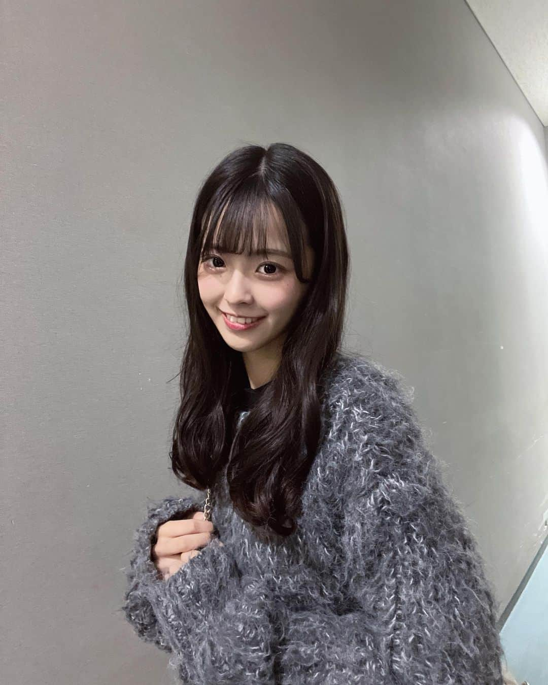 桜田彩叶のインスタグラム：「#毎日コーデ 7日目！  最近めっちゃ着るこのお洋服、実は2wayらしく前後ろ反対でも着れるって店員さんに教えて頂きました〜楽ちんに可愛く着れるのでお気に入り 🤍もこもこ暖かいです 🐑 中は黒のニット着ました ⛓️  #Chico #もこもこ #カーディガン  #カーディガンコーデ  #グレー  #ブラックコーデ  #骨格ウェーブ  #アイドル  #アイドルヘア  #巻き髪」