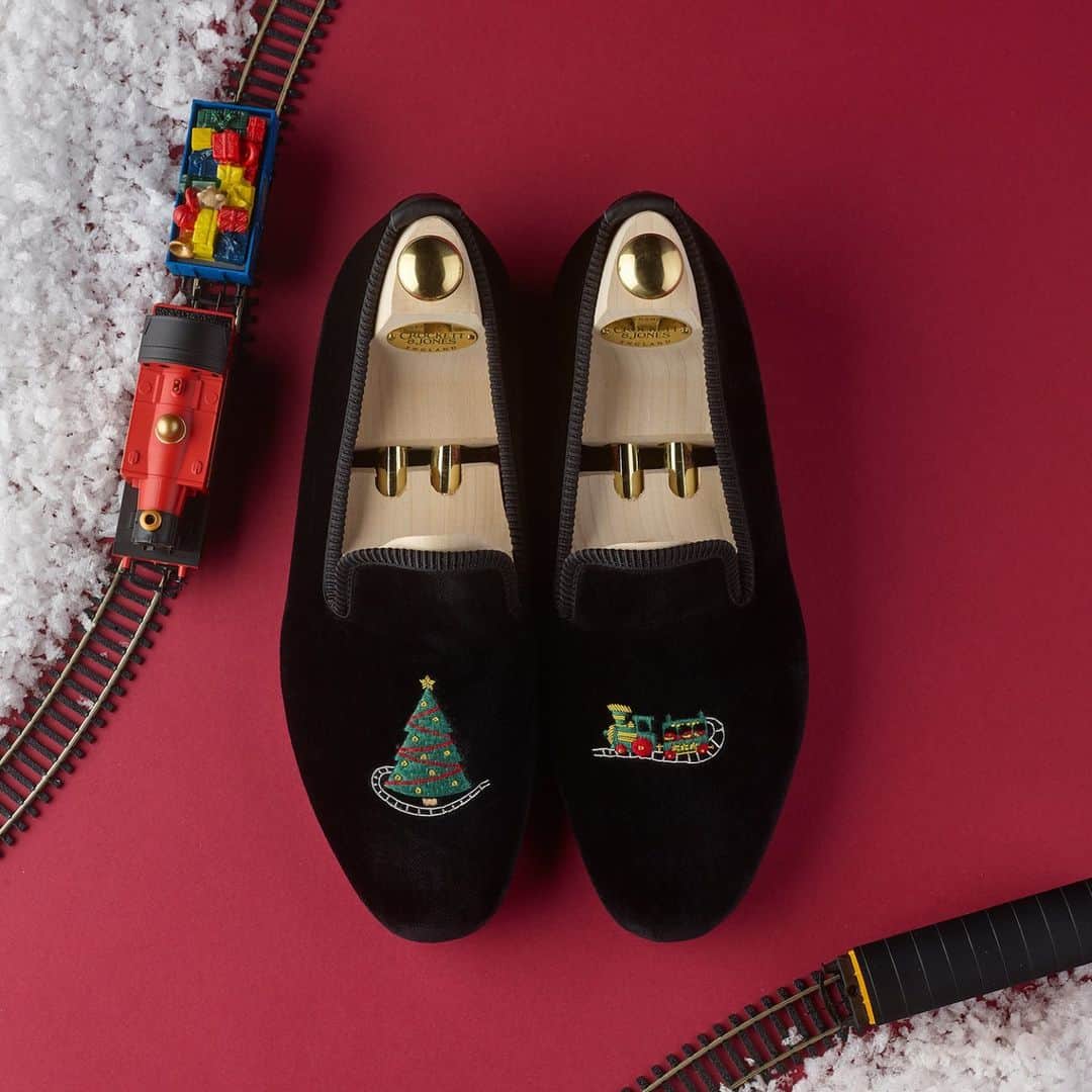 クロケット&ジョーンズのインスタグラム：「Christmas gifting season is upon us once again! This festive season we introduce a new Christmas Tree and Train Track slipper to add to yours or your loved ones collection! . #crockettandjones #madetobeworn #christmas #gifting」