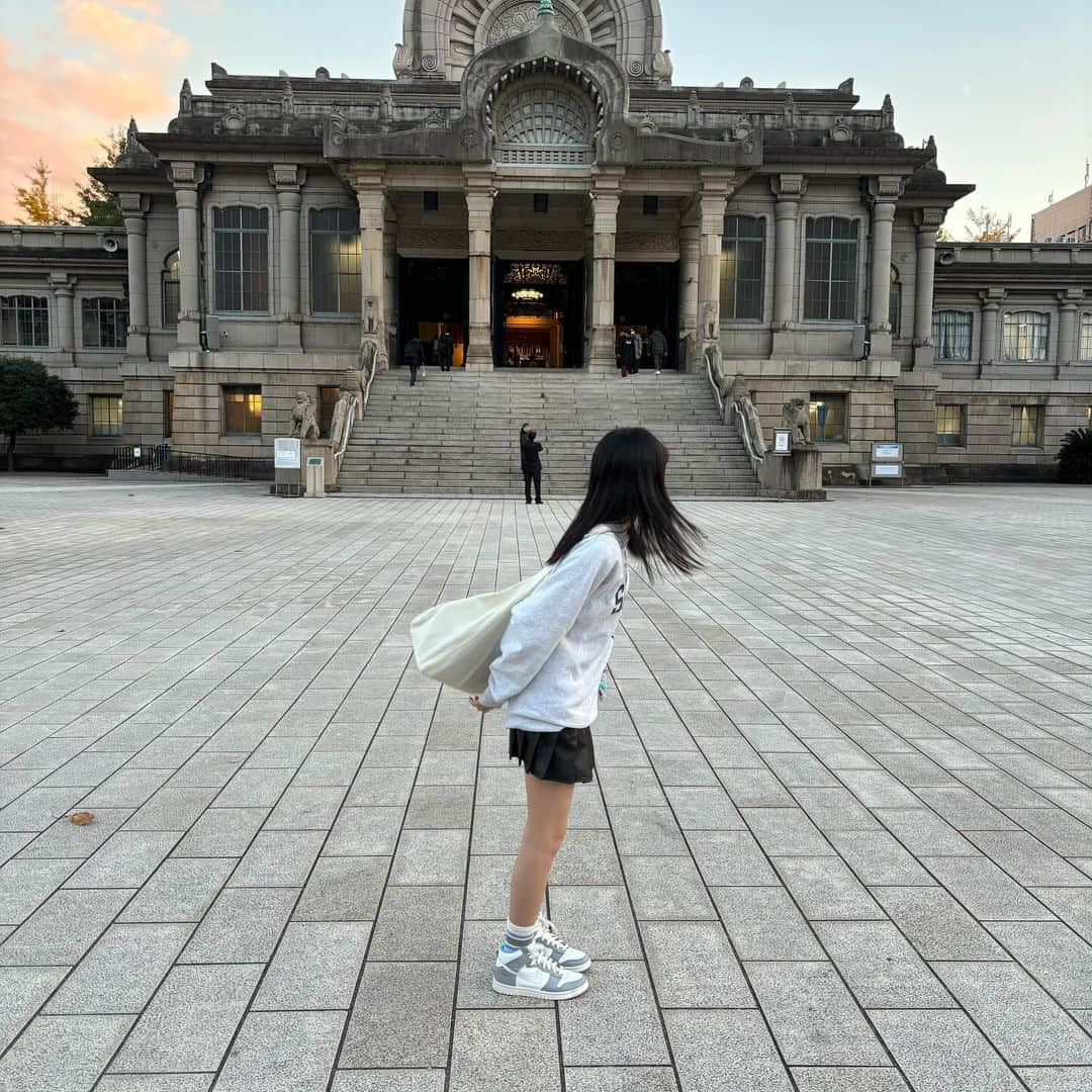 川原美咲さんのインスタグラム写真 - (川原美咲Instagram)「🕍🏰🏛️ 何枚目派？ ・ こんなに素敵な場所で舞台してます🩶 ・ 会場は、建物を正面から見て右側の喫煙所の前の入り口です！カフェと反対側！ （カフェはモーニングが気になってます笑笑） ・ お席は、明日2日が補助席で少し そして千秋楽が､B席なら少し！！！ お早めに…！！ ・ ・ チェキもゲットして欲しい🥹🥹🙇‍♀️ よろしくお願いします♡ ・ ハート班❤️みんなで待ってまーーす❤️❤️ ・ ・ ・ ・ ・ ・ ちなみに4枚目は『ここが私のアナザースカイ､築地本願寺です！』って言ってる時です。笑 ・ ・ #見えない人たち誰もそれに気づかなかった  #築地本願寺 #築地本願寺カフェ #築地本願寺ブディストホール #ブディストホール #築地デート #築地モーニング #築地グルメ #パンプランニング #見えない人たち #オムニバス舞台 #東京観光 #tsukiji #築地駅 #temple #お寺 #お寺巡り  #tsukijihonganji #tsukijihonganjitemple #japantravel #japantrip #japan #japanese #japaneseculture #japanesegirl」12月1日 23時03分 - misaki_888_sagasaikou