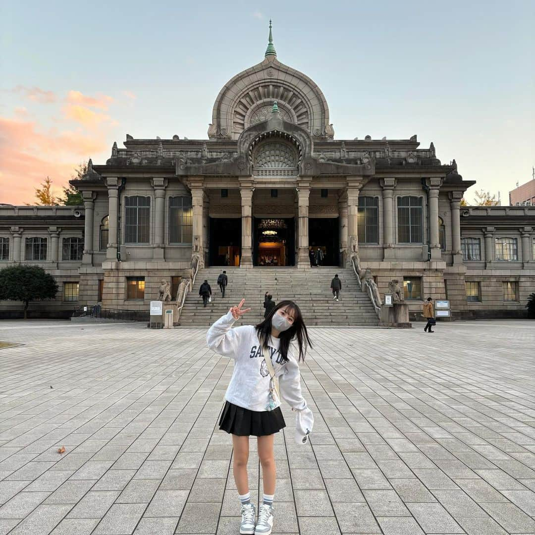 川原美咲さんのインスタグラム写真 - (川原美咲Instagram)「🕍🏰🏛️ 何枚目派？ ・ こんなに素敵な場所で舞台してます🩶 ・ 会場は、建物を正面から見て右側の喫煙所の前の入り口です！カフェと反対側！ （カフェはモーニングが気になってます笑笑） ・ お席は、明日2日が補助席で少し そして千秋楽が､B席なら少し！！！ お早めに…！！ ・ ・ チェキもゲットして欲しい🥹🥹🙇‍♀️ よろしくお願いします♡ ・ ハート班❤️みんなで待ってまーーす❤️❤️ ・ ・ ・ ・ ・ ・ ちなみに4枚目は『ここが私のアナザースカイ､築地本願寺です！』って言ってる時です。笑 ・ ・ #見えない人たち誰もそれに気づかなかった  #築地本願寺 #築地本願寺カフェ #築地本願寺ブディストホール #ブディストホール #築地デート #築地モーニング #築地グルメ #パンプランニング #見えない人たち #オムニバス舞台 #東京観光 #tsukiji #築地駅 #temple #お寺 #お寺巡り  #tsukijihonganji #tsukijihonganjitemple #japantravel #japantrip #japan #japanese #japaneseculture #japanesegirl」12月1日 23時03分 - misaki_888_sagasaikou