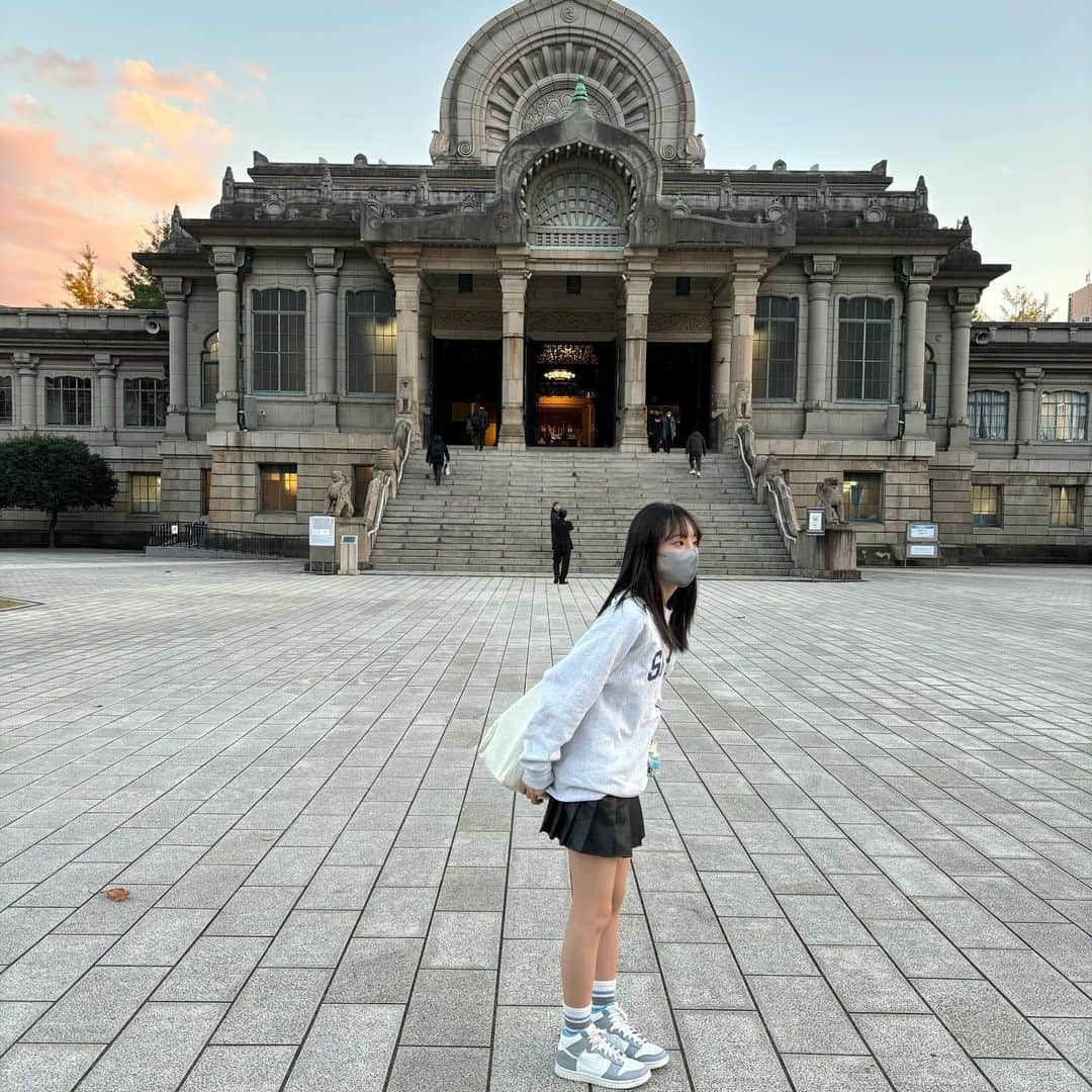 川原美咲さんのインスタグラム写真 - (川原美咲Instagram)「🕍🏰🏛️ 何枚目派？ ・ こんなに素敵な場所で舞台してます🩶 ・ 会場は、建物を正面から見て右側の喫煙所の前の入り口です！カフェと反対側！ （カフェはモーニングが気になってます笑笑） ・ お席は、明日2日が補助席で少し そして千秋楽が､B席なら少し！！！ お早めに…！！ ・ ・ チェキもゲットして欲しい🥹🥹🙇‍♀️ よろしくお願いします♡ ・ ハート班❤️みんなで待ってまーーす❤️❤️ ・ ・ ・ ・ ・ ・ ちなみに4枚目は『ここが私のアナザースカイ､築地本願寺です！』って言ってる時です。笑 ・ ・ #見えない人たち誰もそれに気づかなかった  #築地本願寺 #築地本願寺カフェ #築地本願寺ブディストホール #ブディストホール #築地デート #築地モーニング #築地グルメ #パンプランニング #見えない人たち #オムニバス舞台 #東京観光 #tsukiji #築地駅 #temple #お寺 #お寺巡り  #tsukijihonganji #tsukijihonganjitemple #japantravel #japantrip #japan #japanese #japaneseculture #japanesegirl」12月1日 23時03分 - misaki_888_sagasaikou