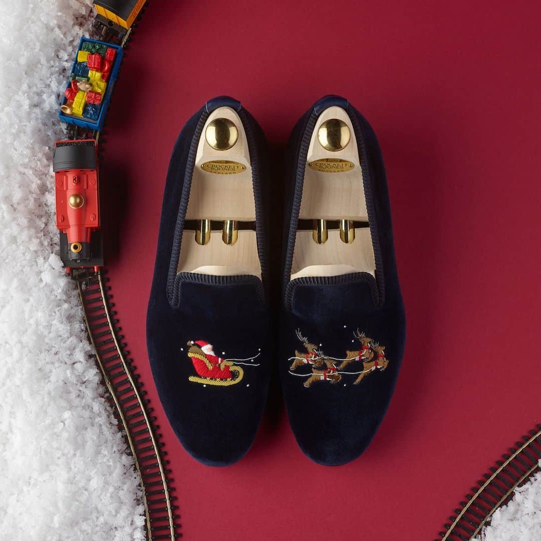 クロケット&ジョーンズのインスタグラム：「Christmas gifting season is upon us once again! This festive season our velvet slippers are the perfect addition to your loved ones collection. . #crockettandjones #madetobeworn #christmas #gifting」