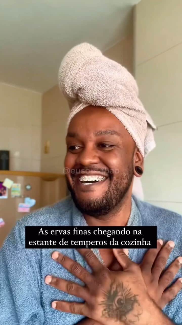 Tais Araújoのインスタグラム：「Não paro de ver esse vídeo, tô literalmente assistindo em looping! Bom demais @eusoufabao ervas finíssimas 😂💅🏽🪴✨」