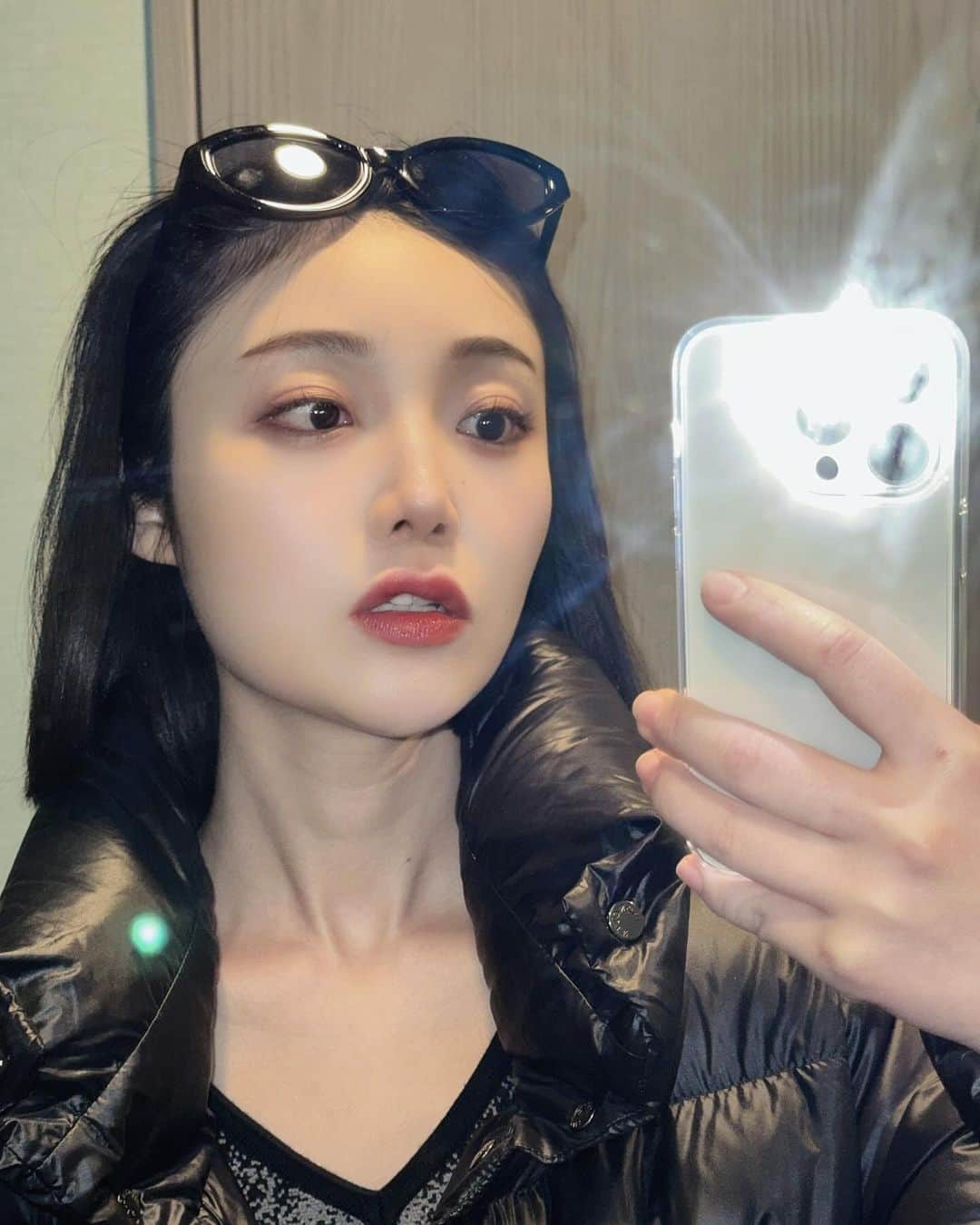 松岡里英のインスタグラム：「・ 一年中モノトーン率高い気がする🫢  #selfie」