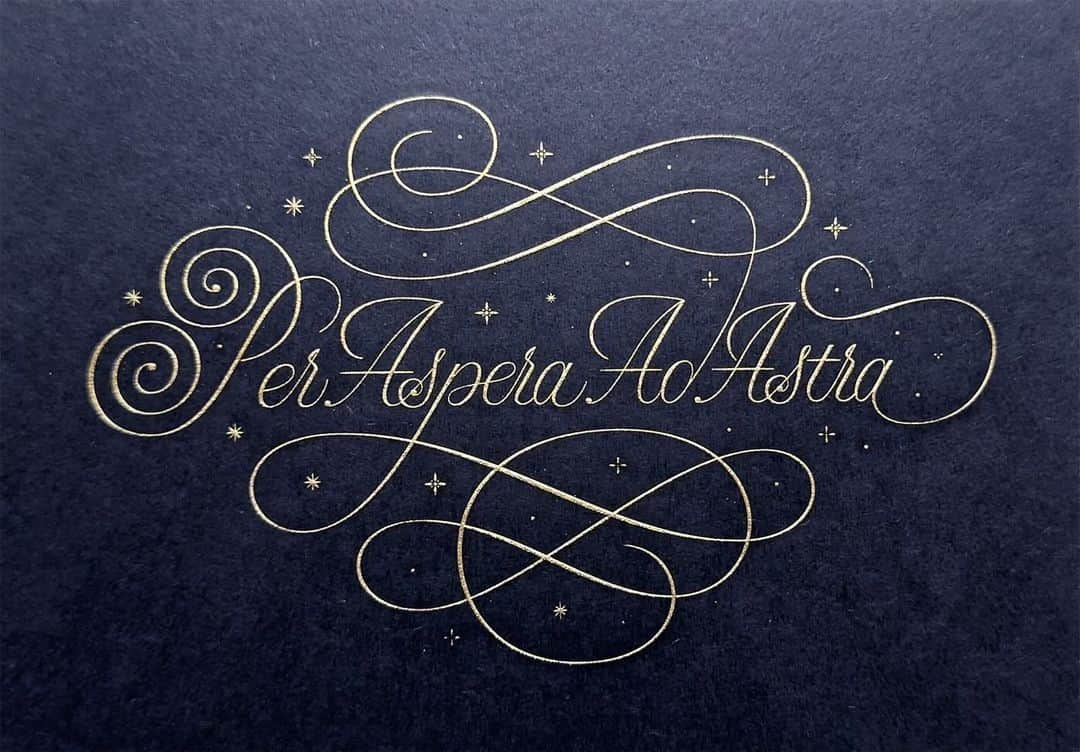 Seb Lesterのインスタグラム：「Latin for ‘Through Hardship to the Stars’, the second and final colourway of this mini-print is now in my shop, Gold on Midnight Blue: seblester.com/shop - £22 (about $27 US / €25 plus postage). Link in profile. Final colourway of ‘Pretty Rude’ also available, I think about 30 left. #calligraphy #lettering #flourishing #seblester #limitededition #art」