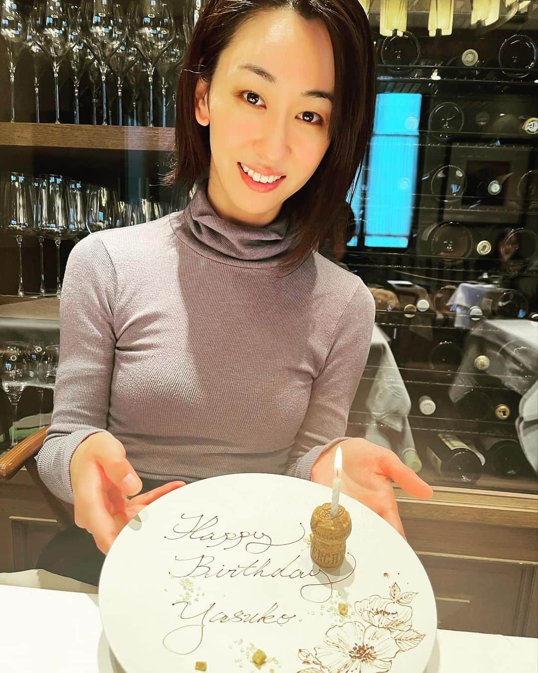 辻やすこさんのインスタグラム写真 - (辻やすこInstagram)「40歳の誕生日を迎える事が出来ました。 健康に毎日過ごせることに感謝です☺️❤️   마흔 살의 생일를 맞이할 수 있다.  매일 건강하게 사는것에 감사해요 🥹  #誕生日 #ありがとう #幸せ #感謝 #誕生日プレゼント #생일  #고마워  #행복 #감사  #선물」12月1日 23時12分 - yasupytsuji