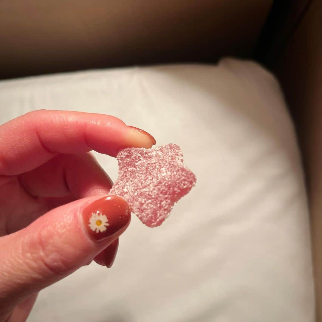 Nao☆ のインスタグラム：「また星出てきたんだけど🤣🤣🤣 さっきのは桃味で今度はブドウ🍇笑」