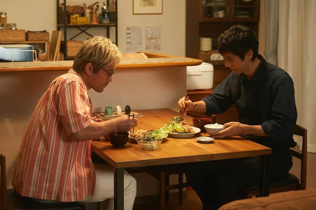 きのう何食べた？ season2のインスタグラム：「.  #きのう何食べた？ season2 第9話今日深夜24:12放送  放送まで、あと1時間！  ケンジは店長になり毎日忙しく シロさんとすれ違う日々... 今夜はケンジを元気づける大好物“油淋鶏”✨  第8話無料見逃し配信中🎬 #TVer #ネットもテレ東  ⚠️今日深夜24:51まで。  #西島秀俊 #内野聖陽 #何食べ」