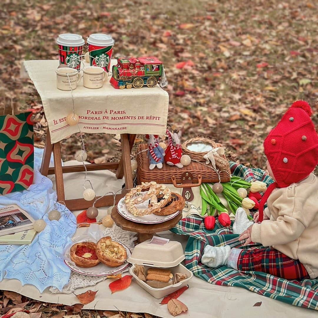 石橋あこのインスタグラム：「🧁🎄  ◆nuibox @__nuibox.fuk   ◆ピクニックセット3時間　¥3,500- 　ロータスケーキ 各種　¥550- 　ローズレモネード　¥650-  ◆博多マルイ3F  東京で大人気のnuiboxが福岡にできたということで おしゃピクしてきたよ🧺🤍  元々おしゃピク大好きだから荷物用意するの、どんだけ大変か知ってるので 全部レンタルできるの神すぎた👼  今回はプラスでクリスマスっぽい小道具を持参して クリスマス冬ピクしました🧺🎄❤️  推しピクプランもあるみたいなので 推し活にもおすすめ☺️🤍  冬ならではのピクニック楽しも🐻  #nuibox #韓国カフェ#おしゃピク#博多カフェ #博多マルイ #福岡 #fukuoka #博多 #韓国雑貨 #カフェ巡り #韓国カフェ #韓国アパレル#福岡韓国カフェ#福岡おしゃピク#福岡ピクニック#福岡推し活#推し活#福岡推し活カフェ#PR」