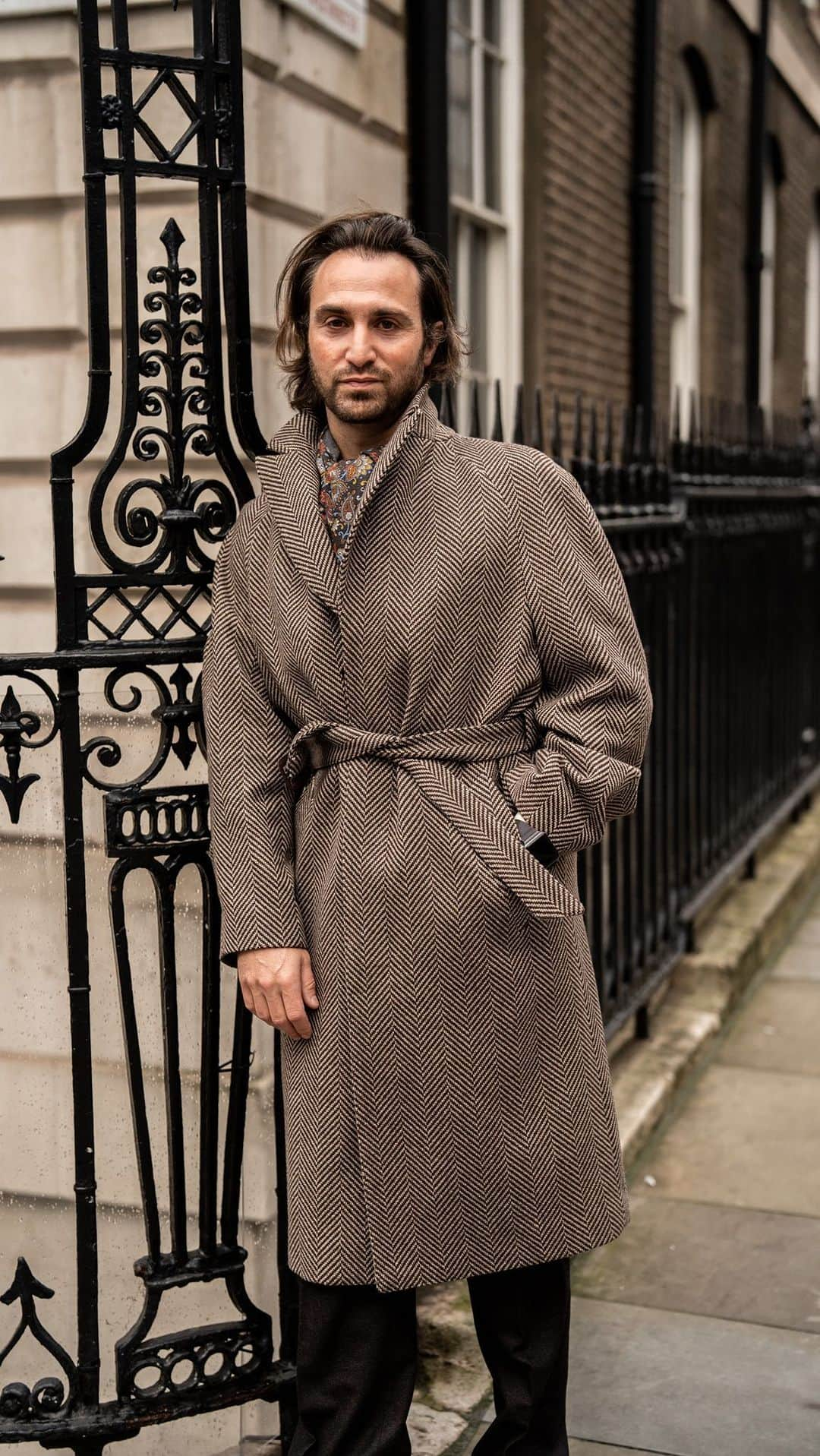 エドワード セクストンのインスタグラム：「Our Brown Herringbone Raglan Coat is the quintessential garment for winter. The embodiment of simplicity, elegance and meticulous craftsmanship, the coat features a fly front, streetwalker lapel, a self-fabric belt, and a poacher pocket for storing your gloves discreetly. Worn here by @dmontefiore, get a closer look at the stunning overcoat online or in-store now. Video by @rkzuk.  #edwardsexton #savilerow #menswear #london #tailoring #sartorial #aw23 #autumn #winter #sexton #outerwear #overcoat #winter #winterinlondon #ootd」