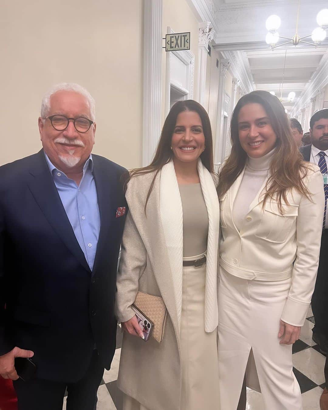 Erika De La Vegaさんのインスタグラム写真 - (Erika De La VegaInstagram)「El 30 de noviembre fue declarado el  “Día de Venezuela” en los Estados Unidos.   Ayer celebramos en un encuentro en La Casa Blanca @whitehouse.   Fuimos 80 en representación de más de medio millón de venezolanos que viven en los Estados Unidos.   Apenas me dieron de alta después de la operación no dudé en venir a abrazarnos. Los momentos de felicidad con tanta gente querida no hay que dejarlos pasar porque para mí, no hay tiempo que perder.   Que el abrazo que nos dimos ayer se extienda a cada uno de los venezolanos que llegaron  a este país buscando futuro.   Fue un día lindo y especial donde no me sentí frustrada como muchas veces en el pasado donde me he dicho: “que duro por lo que hemos pasado” sino más bien pensé “que bonito lo que hemos hecho con lo que nos pasó”.   Estoy muy orgullosa de ser venezolana, de su gente, de su talento, de su trabajo y su lucha  por ser mejor. Que no se detienen, que aprenden, que buscan más, que superan obstáculos y se fortalecen en la adversidad.   Orgullosa de ese capital humano que pela los dientes, que come arepa parado, que dice Bueeenaasss cuando llegan a algún lugar y que cuando termina el evento preguntan: ¿de aquí pa’ dónde?   Un abrazo a todos los que hacen país fuera del país.   Gracias por la invitación y por el día que nos regalaron para celebrarnos, por el reencuentro y reconocimiento de la diáspora venezolana y su aporte en los Estados Unidos.   #Seguimos #Venezuela #nohayespaciopatantafotos」12月1日 23時19分 - erikadlvoficial