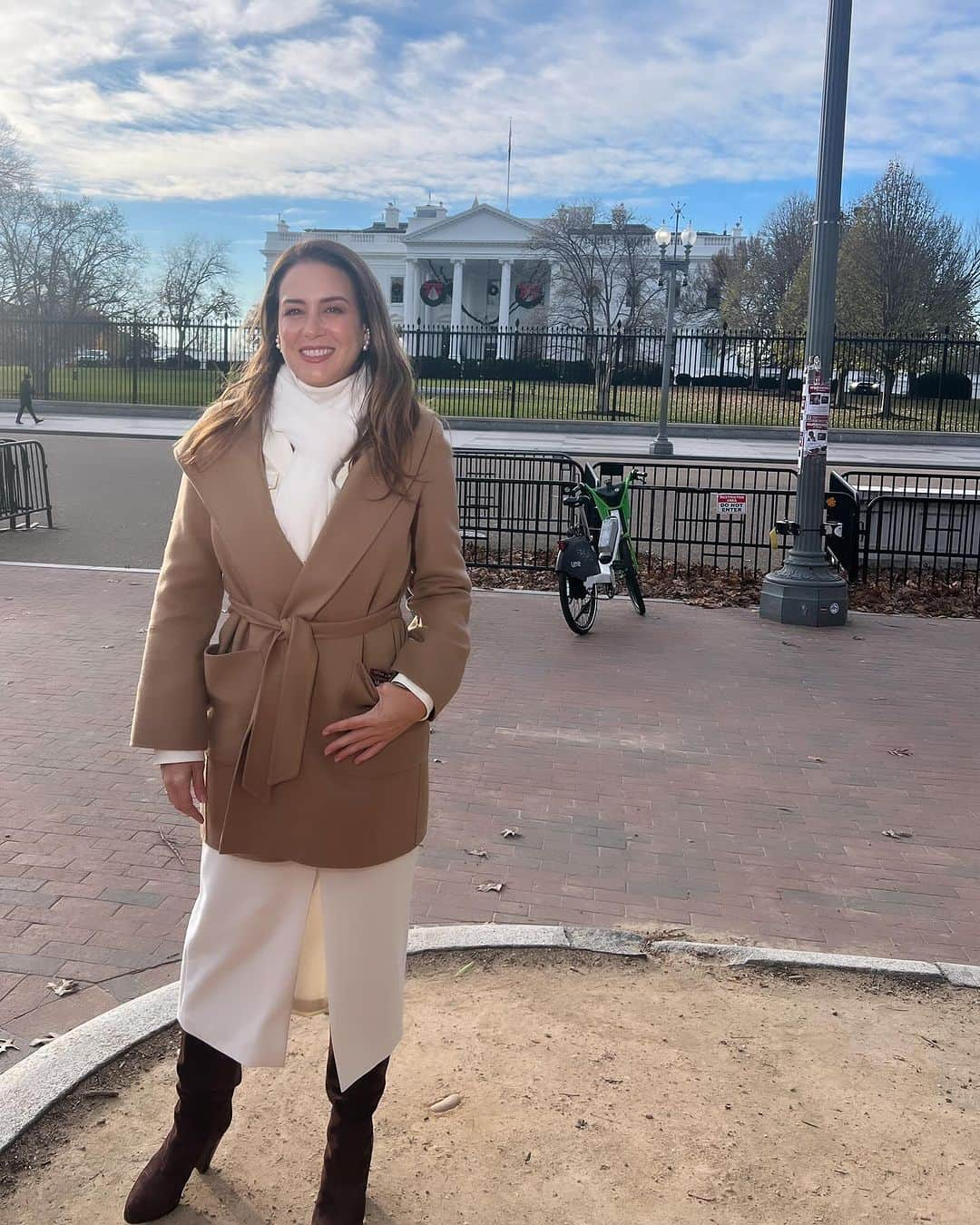 Erika De La Vegaさんのインスタグラム写真 - (Erika De La VegaInstagram)「El 30 de noviembre fue declarado el  “Día de Venezuela” en los Estados Unidos.   Ayer celebramos en un encuentro en La Casa Blanca @whitehouse.   Fuimos 80 en representación de más de medio millón de venezolanos que viven en los Estados Unidos.   Apenas me dieron de alta después de la operación no dudé en venir a abrazarnos. Los momentos de felicidad con tanta gente querida no hay que dejarlos pasar porque para mí, no hay tiempo que perder.   Que el abrazo que nos dimos ayer se extienda a cada uno de los venezolanos que llegaron  a este país buscando futuro.   Fue un día lindo y especial donde no me sentí frustrada como muchas veces en el pasado donde me he dicho: “que duro por lo que hemos pasado” sino más bien pensé “que bonito lo que hemos hecho con lo que nos pasó”.   Estoy muy orgullosa de ser venezolana, de su gente, de su talento, de su trabajo y su lucha  por ser mejor. Que no se detienen, que aprenden, que buscan más, que superan obstáculos y se fortalecen en la adversidad.   Orgullosa de ese capital humano que pela los dientes, que come arepa parado, que dice Bueeenaasss cuando llegan a algún lugar y que cuando termina el evento preguntan: ¿de aquí pa’ dónde?   Un abrazo a todos los que hacen país fuera del país.   Gracias por la invitación y por el día que nos regalaron para celebrarnos, por el reencuentro y reconocimiento de la diáspora venezolana y su aporte en los Estados Unidos.   #Seguimos #Venezuela #nohayespaciopatantafotos」12月1日 23時19分 - erikadlvoficial