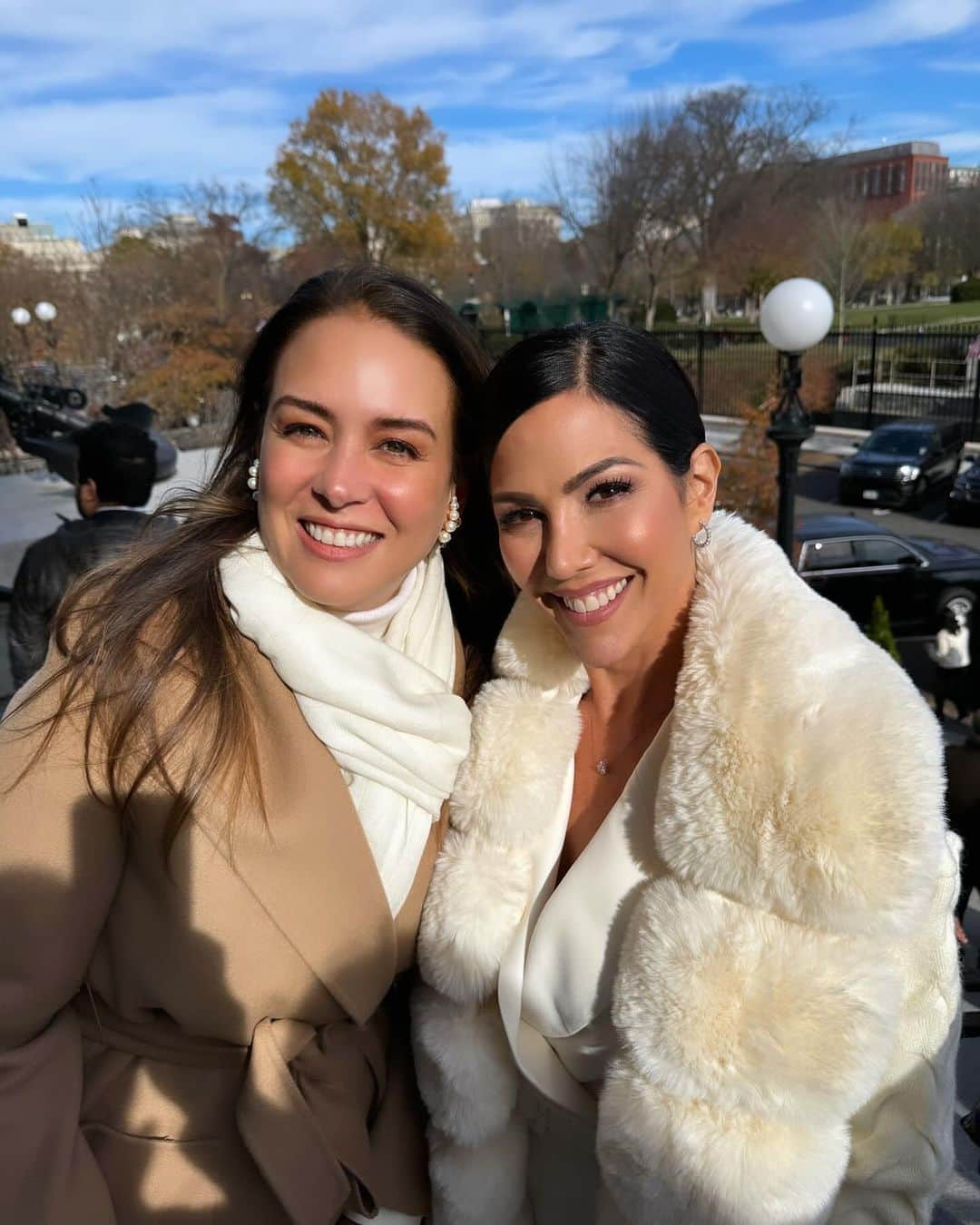 Erika De La Vegaさんのインスタグラム写真 - (Erika De La VegaInstagram)「El 30 de noviembre fue declarado el  “Día de Venezuela” en los Estados Unidos.   Ayer celebramos en un encuentro en La Casa Blanca @whitehouse.   Fuimos 80 en representación de más de medio millón de venezolanos que viven en los Estados Unidos.   Apenas me dieron de alta después de la operación no dudé en venir a abrazarnos. Los momentos de felicidad con tanta gente querida no hay que dejarlos pasar porque para mí, no hay tiempo que perder.   Que el abrazo que nos dimos ayer se extienda a cada uno de los venezolanos que llegaron  a este país buscando futuro.   Fue un día lindo y especial donde no me sentí frustrada como muchas veces en el pasado donde me he dicho: “que duro por lo que hemos pasado” sino más bien pensé “que bonito lo que hemos hecho con lo que nos pasó”.   Estoy muy orgullosa de ser venezolana, de su gente, de su talento, de su trabajo y su lucha  por ser mejor. Que no se detienen, que aprenden, que buscan más, que superan obstáculos y se fortalecen en la adversidad.   Orgullosa de ese capital humano que pela los dientes, que come arepa parado, que dice Bueeenaasss cuando llegan a algún lugar y que cuando termina el evento preguntan: ¿de aquí pa’ dónde?   Un abrazo a todos los que hacen país fuera del país.   Gracias por la invitación y por el día que nos regalaron para celebrarnos, por el reencuentro y reconocimiento de la diáspora venezolana y su aporte en los Estados Unidos.   #Seguimos #Venezuela #nohayespaciopatantafotos」12月1日 23時19分 - erikadlvoficial