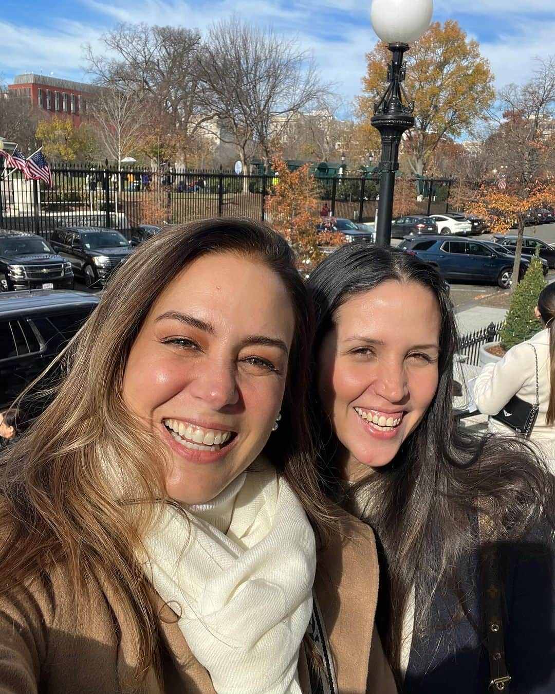 Erika De La Vegaさんのインスタグラム写真 - (Erika De La VegaInstagram)「El 30 de noviembre fue declarado el  “Día de Venezuela” en los Estados Unidos.   Ayer celebramos en un encuentro en La Casa Blanca @whitehouse.   Fuimos 80 en representación de más de medio millón de venezolanos que viven en los Estados Unidos.   Apenas me dieron de alta después de la operación no dudé en venir a abrazarnos. Los momentos de felicidad con tanta gente querida no hay que dejarlos pasar porque para mí, no hay tiempo que perder.   Que el abrazo que nos dimos ayer se extienda a cada uno de los venezolanos que llegaron  a este país buscando futuro.   Fue un día lindo y especial donde no me sentí frustrada como muchas veces en el pasado donde me he dicho: “que duro por lo que hemos pasado” sino más bien pensé “que bonito lo que hemos hecho con lo que nos pasó”.   Estoy muy orgullosa de ser venezolana, de su gente, de su talento, de su trabajo y su lucha  por ser mejor. Que no se detienen, que aprenden, que buscan más, que superan obstáculos y se fortalecen en la adversidad.   Orgullosa de ese capital humano que pela los dientes, que come arepa parado, que dice Bueeenaasss cuando llegan a algún lugar y que cuando termina el evento preguntan: ¿de aquí pa’ dónde?   Un abrazo a todos los que hacen país fuera del país.   Gracias por la invitación y por el día que nos regalaron para celebrarnos, por el reencuentro y reconocimiento de la diáspora venezolana y su aporte en los Estados Unidos.   #Seguimos #Venezuela #nohayespaciopatantafotos」12月1日 23時19分 - erikadlvoficial