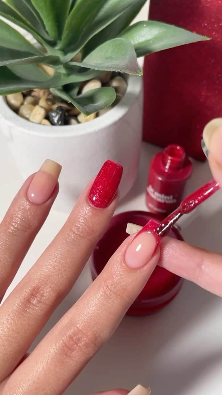 wakeupandmakeupのインスタグラム：「These nails 😍♥️♥️ ✨  • @leminimacaron  Ruby Red Blush」