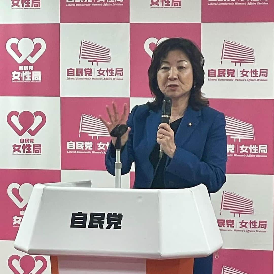 野田聖子のインスタグラム：「自民党 女性未来塾特別講座女性候補者育成コース第4期 がスタートし、本日、第1回講座が開かれ、塾長として講義をさせて頂きました。 冒頭の茂木敏充幹事長のお言葉のとおり、過去は変える事ができませんが、未来は変えることができます。塾生皆さんの可能性に期待しています。  #自民党  #女性未来塾  #野田聖子」