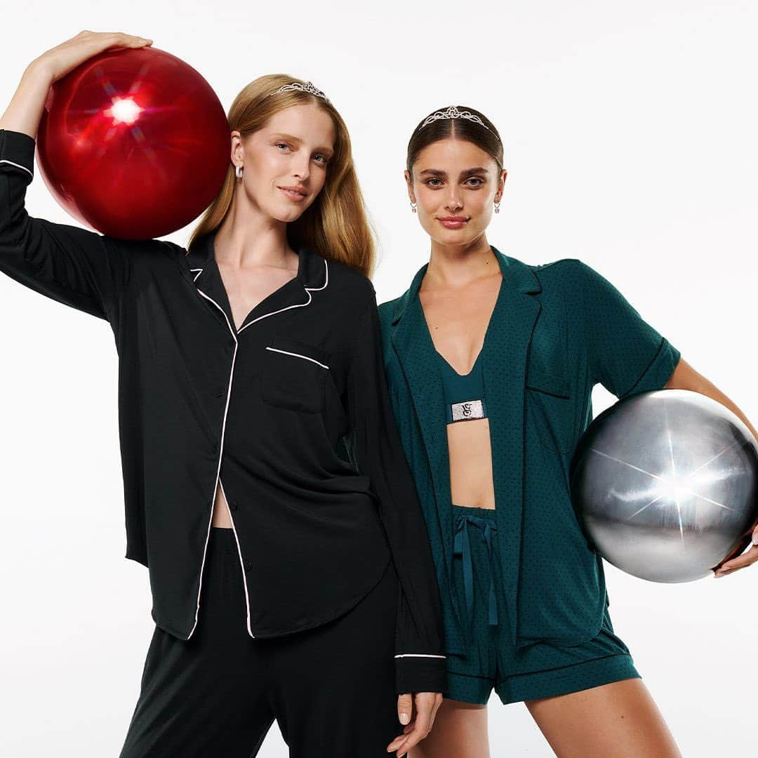 ヴィクトリアズ・シークレットのインスタグラム：「You + Modal Pajama Sets = merrier together. Embrace luxe leisure in a sublimely smooth fabric (in NEW holiday hues!) designed with a natural drape.」