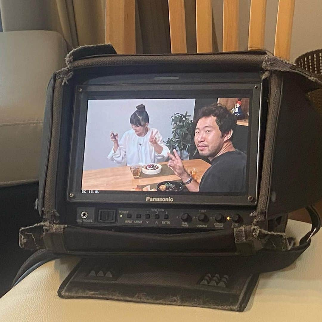 上野貴穂さんのインスタグラム写真 - (上野貴穂Instagram)「. 本日放送「大阪ほんわかテレビ」の "情報喫茶店"のコーナーに 出演させていただきました♨️  マルチな使い道がある万能アイテムを ご紹介させていただきました🐰 どれもとっても素敵な商品だったので みなさまもぜひ😉  観てくださった方ありがとうございました🫶 見逃した方、放送エリアにお住まいでない方は TVerでもご覧いただけますよ〜ん📱 ぜひご覧ください✨  写真は再現の食事風景を撮っていただいたときの 即席カップル(スタッフさんです)😂🍽️  #PR」12月1日 23時23分 - kiho_ueno