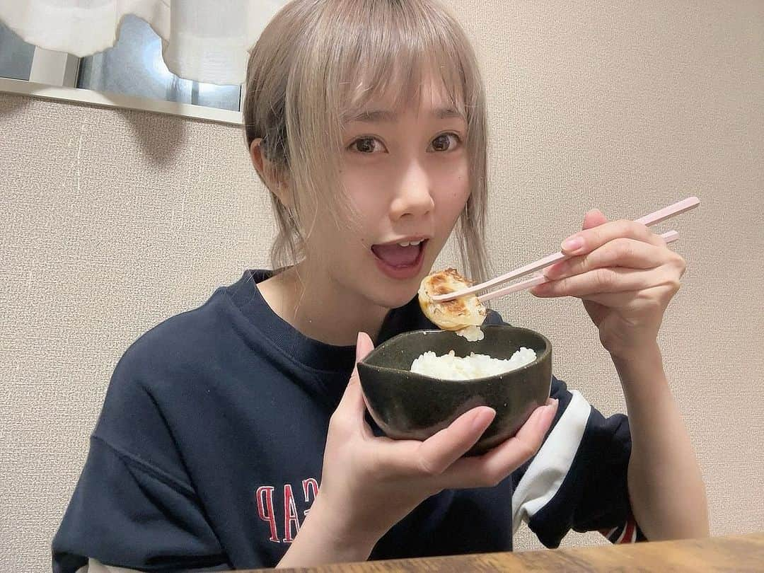 釘町みやびのインスタグラム：「🥟  こんばんは！ 最近餃子欲が高い私です🫶🏻💗  餃子だいすきマンなんだけど、 実はいつもタレを付けずに食べるんです🥢 なぜかと言うと... 酸っぱいのがそんなに得意ではないからです🥺 タレって総じてただ酸っぱいイメージで... たぶんそういう人って私だけじゃないと思うのよね！  そんな仲間に！ そして、ひと味違う形で餃子を味わいたい人へ！ 朗報です✨  11月30日〜Makuakeにて先行販売開始の！ 万能調味料「ニコ味噌」と冷凍餃子〜🥟💗  愛知県の誇る八丁味噌と植物発酵エキスを配合した 身体に優しい万能調味料「ニコ味噌」🫶🏻 コクがあってめっちゃくちゃ餃子に合います🥹💗💗 酸っぱさもあるけど、ただ酸っぱいだけじゃなくて 味噌と相まったさっぱりとした旨みってかんじ！✨  これは付けて食べたいな！って思いました☺️ しかも健康的👏🏻💗  餃子以外にも絶対合いそう... まじで万能です🔥✨✨  ぜひ餃子と合わせてチェックしてみて下さい☺️🥢  ． ．  PR @nikonikogyouza  #にこにこ餃子 #餃子 #味噌ダレ #名古屋グルメ #ニコ味噌  #通販グルメ #餃子タレ #お取り寄せグルメ #餃子好き  #食いしん坊 #おうちごはん #簡単料理 #delicious #gyoza」