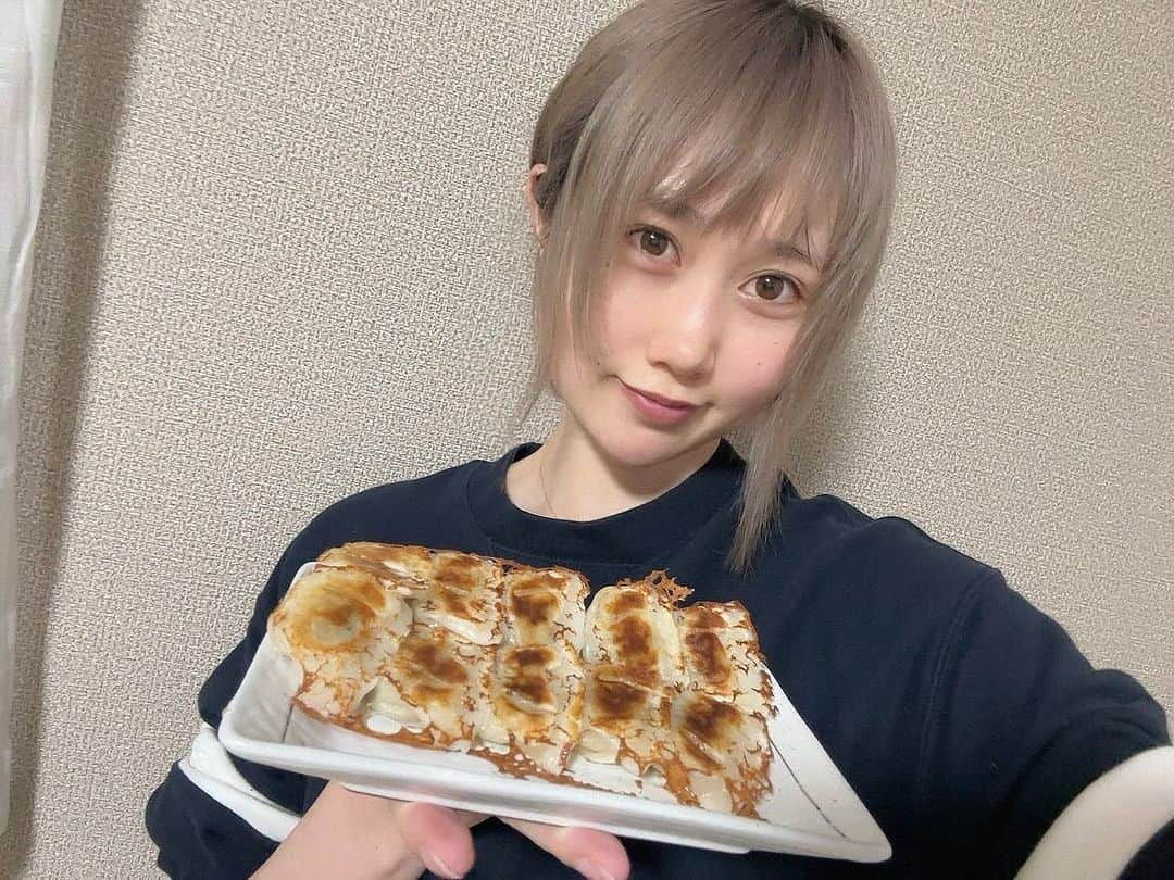 釘町みやびさんのインスタグラム写真 - (釘町みやびInstagram)「🥟  こんばんは！ 最近餃子欲が高い私です🫶🏻💗  餃子だいすきマンなんだけど、 実はいつもタレを付けずに食べるんです🥢 なぜかと言うと... 酸っぱいのがそんなに得意ではないからです🥺 タレって総じてただ酸っぱいイメージで... たぶんそういう人って私だけじゃないと思うのよね！  そんな仲間に！ そして、ひと味違う形で餃子を味わいたい人へ！ 朗報です✨  11月30日〜Makuakeにて先行販売開始の！ 万能調味料「ニコ味噌」と冷凍餃子〜🥟💗  愛知県の誇る八丁味噌と植物発酵エキスを配合した 身体に優しい万能調味料「ニコ味噌」🫶🏻 コクがあってめっちゃくちゃ餃子に合います🥹💗💗 酸っぱさもあるけど、ただ酸っぱいだけじゃなくて 味噌と相まったさっぱりとした旨みってかんじ！✨  これは付けて食べたいな！って思いました☺️ しかも健康的👏🏻💗  餃子以外にも絶対合いそう... まじで万能です🔥✨✨  ぜひ餃子と合わせてチェックしてみて下さい☺️🥢  ． ．  PR @nikonikogyouza  #にこにこ餃子 #餃子 #味噌ダレ #名古屋グルメ #ニコ味噌  #通販グルメ #餃子タレ #お取り寄せグルメ #餃子好き  #食いしん坊 #おうちごはん #簡単料理 #delicious #gyoza」12月1日 23時24分 - miyajyaga382