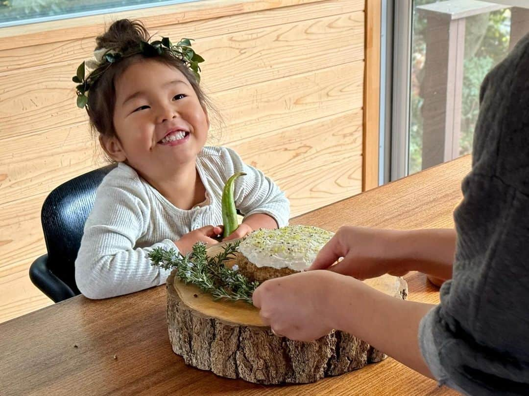 福田基広のインスタグラム：「テンちゃん、4歳の誕生日おめでとう🎂 実は人生初めてのケーキ。夢だったケーキ。 テンちゃんが食べても負担少ない手作りケーキをママが用意してくれて、思いっきり誕生日ケーキを味わってました💕  どんどん表現が広がり、お友達との時間も楽しそう。 人が大好きでいつも笑顔。 　 テンちゃんから気付かされることや学ぶことが日々本当に多く、ぼくももっとシンプルに生きていきたいなー と、誕生日に改めて思いました。  テンちゃんの成長を見守ってくださっている皆様 いつもありがとうございます😊  #テンちゃん日記 #誕生日 #4歳誕生日 #4歳誕生日プレゼント #4歳女の子」