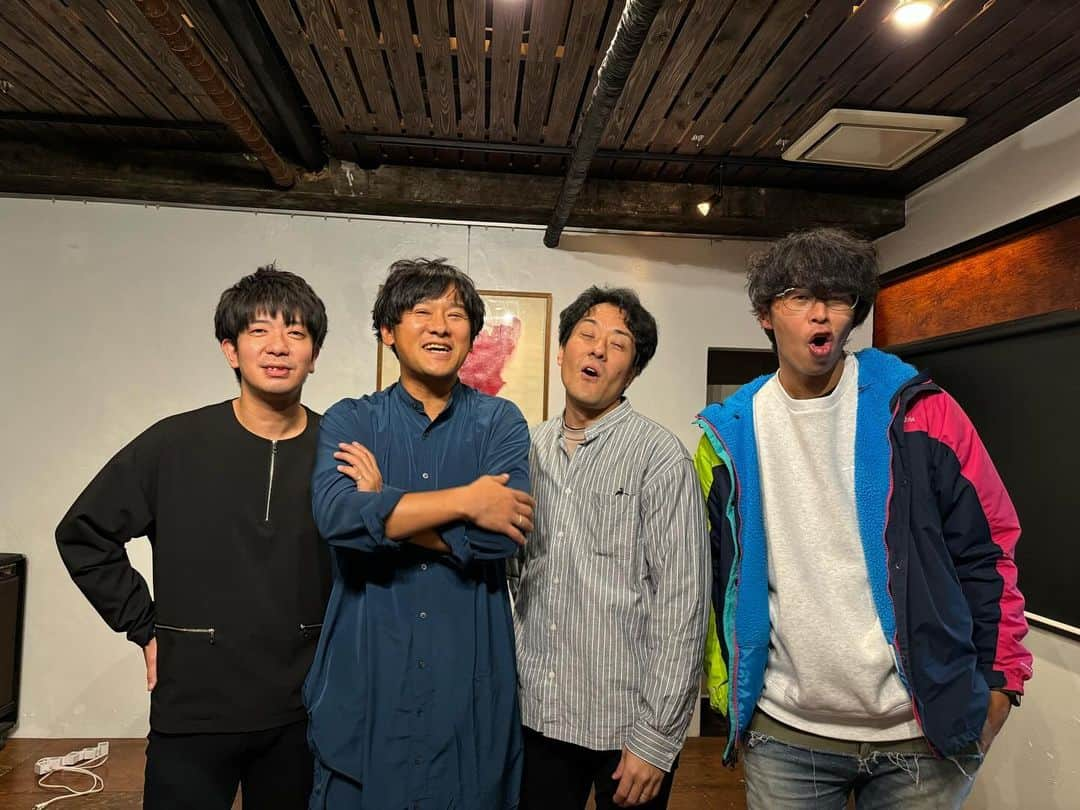 小田和奏さんのインスタグラム写真 - (小田和奏Instagram)「今夜は岡山城下公会堂にて、homme×小田和奏「あの夕暮れ時の麓まで」お届けしました。 ゲストのmushimaRくん、城下公会堂のスタッフの皆さん、そしてご来場の皆さんありがとうございました！ だいぶ冷え込んできた12月の頭であったかい唄いっぱいでした。  今からご飯食べて松江まで夜走りです。  写真は今夜唄った何かの唄を歌ってます。笑」12月1日 23時27分 - kazusou