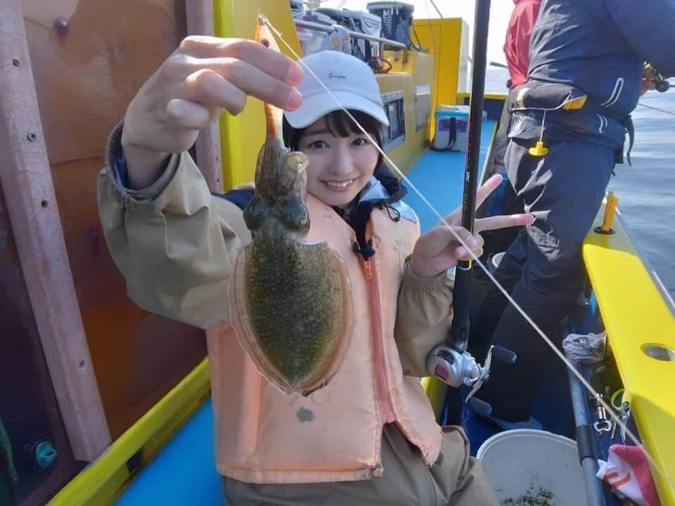 中村千尋のインスタグラム：「▫️ この間釣りに行った #スミイカ 冷凍庫で眠らせてたんだけどやっと食べれました ちょっと衝撃的に美味しくて感動してしまった、、 刺身はもちろん、ワタ焼きとイカ墨パスタも最高だった またイカ釣り行きたいなぁ🧚🏻」