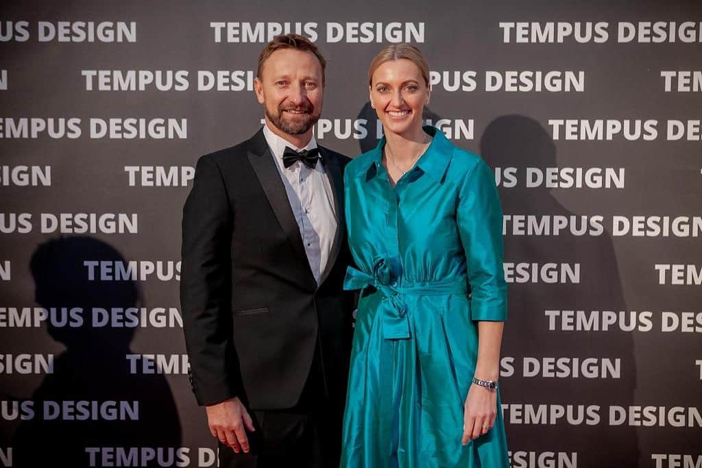 PetraKvitovaのインスタグラム：「Dekujeme, ze jsme mohli byt soucasti @tempus_design byla to jedna velka party 🥳🤭  Barva tempusu i na satech @beatarajska   Dekuju Ti za ne😘」