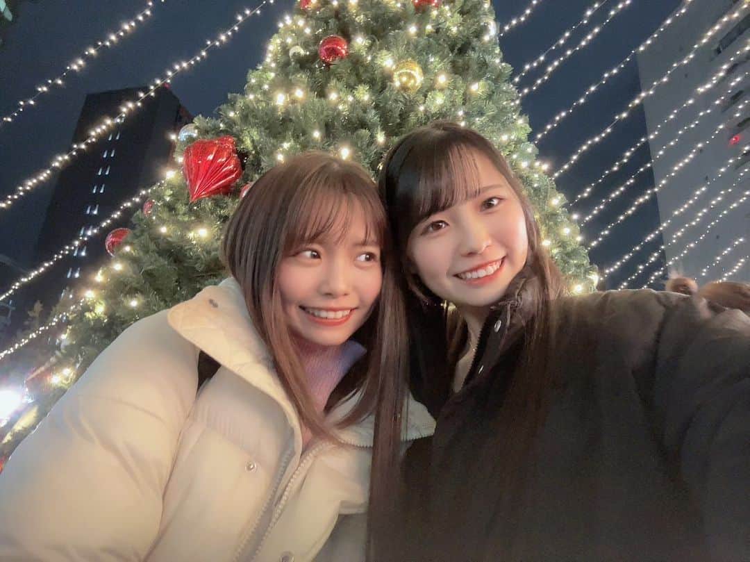 渕上舞さんのインスタグラム写真 - (渕上舞Instagram)「🎄 ⁡ ⁡ 今日から12月✨今年もあっという間に、残り一ヶ月ですね〜。 おかげさまで11月はとても濃い一ヶ月でした…！ 12月は更に充実した一ヶ月になりますように😌 ⁡ お仕事終わりに6期生のさあやちゃんと #天神クリスマスマーケット に少しだけ寄り道…🫶今年もツリーがいっぱいありました！ ⁡ ラジオの前には大好きな先輩とも久しぶりに会えて、早速良いスタートを切れました☺︎ ⁡ ⁡ #⁡天神 #クリスマスマーケット #クリスマスツリー #福岡 #福岡観光 #fukuoka #HKT48 #森﨑冴彩 ちゃん ⁡」12月1日 23時31分 - mai_fuchigami_48