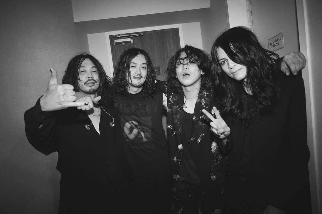 THE NOVEMBERSのインスタグラム：「Tour ~ The Novembers ~ 終了！ ありがとうございました。 沢山の笑顔に会えた素晴らしい旅でした。  またいい未来で会いましょう。  📸 @hurry」