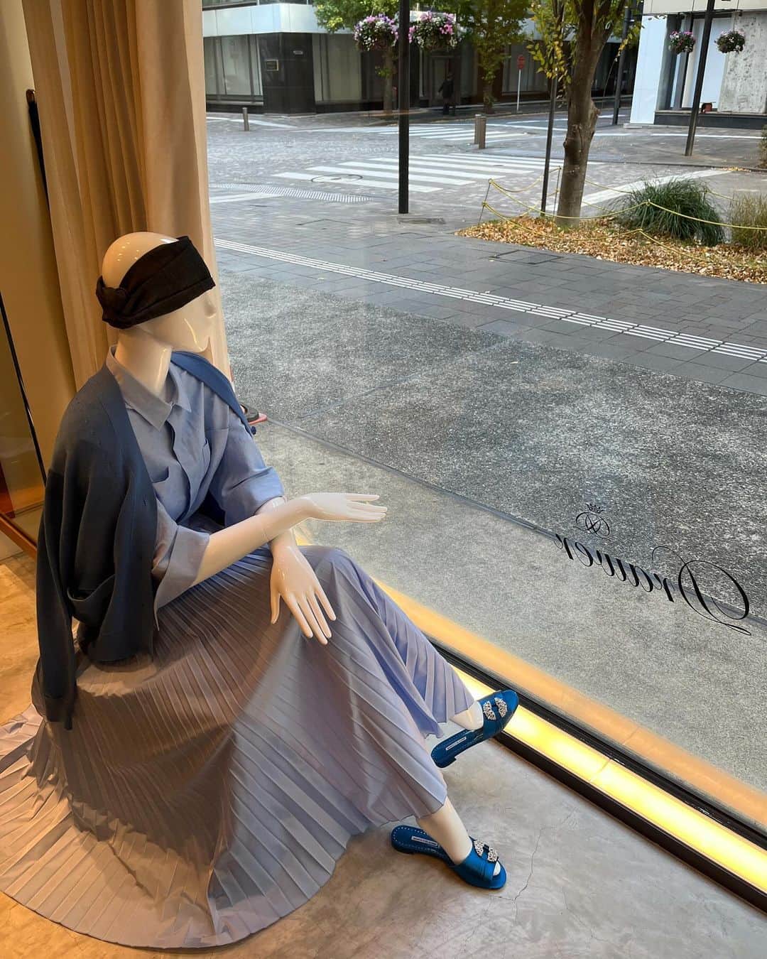 福田葉子さんのインスタグラム写真 - (福田葉子Instagram)「来春はブルー、らしい。水色好きとしては嬉しいかぎり。ドゥロワー　@drawerofficial の春夏展示会はいつもの骨董通りではなく丸の内店、意外にも初開催だそう。私は青山よりこっちの方によく来てます。  ブルーのバリエーションのラックやグラデーションコーデにうっとり。日本の女性にとても似合う色だと思うんですよね、水色。それもパステルより一段濃いめのブルーが最上。甘さはいらない、品と知性があればいい。  ほかにはサロペットやキャミワンピがたいへん素敵で釘付けに。細い細いストラップ、胸まわりは程よくタイトでボトムはゆるやか。大人っぽい理想のシルエット。 素材の良さは言わずもがな、素材がいいから色出しもいい、当たり前のことを真摯にしているところに敬意。 ブランディングとは人格を考えることである、と誰かが書いてた。ファッションブランドにおいて、変えないところの線引き、貫き通すことの難しさを知っているからこそ、ドゥロワーの凄さが分かります。 いつものように、ル・ベスベのお花アレンジメントと定番の香り漂う空間は、丸の内も青山も同じ。気分いいんですよね来るだけで。21年目からのドゥロワーも楽しみです。 #blue #in #2024ss #drawer #fashion #style #respect #水色　#2024春夏　#展示会　#ドゥロワー」12月1日 23時32分 - yoyoyokoko