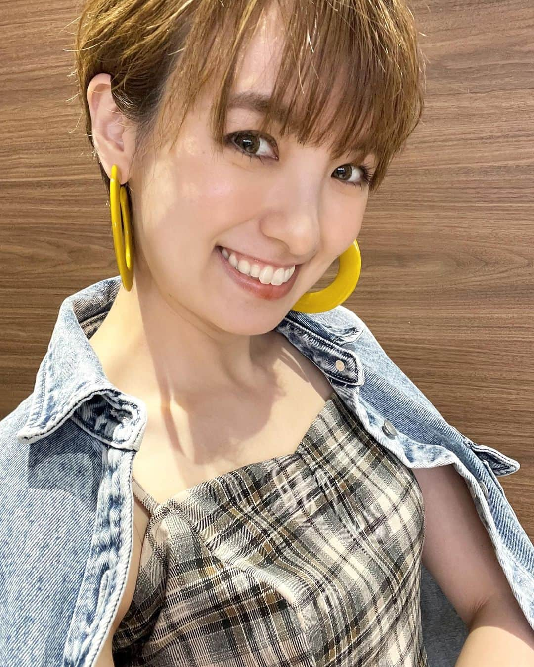 南明奈さんのインスタグラム写真 - (南明奈Instagram)「今日から12月❄️ 1年早いね😳  プチブランチ衣装✨  写真1・2枚目 セットアップ、シャツ @lounie_jp 靴 @randa_pic ピアス @abiste_official  写真3・4枚目 ブラウス、パンツ @cocodeal_official 靴　 @dianashoespress ピアス @abiste_official  写真5・6枚目 ワンピース、パンツ @limue_official ブーツ @dianashoespress ピアス @unoaerre_japan  写真7・8枚目 デニムセットアップ @alexiastam_official ビスチェ @lipservice_official ブーツ @staccatojapan_official  ピアス @abiste_official」12月1日 23時32分 - akinaminami