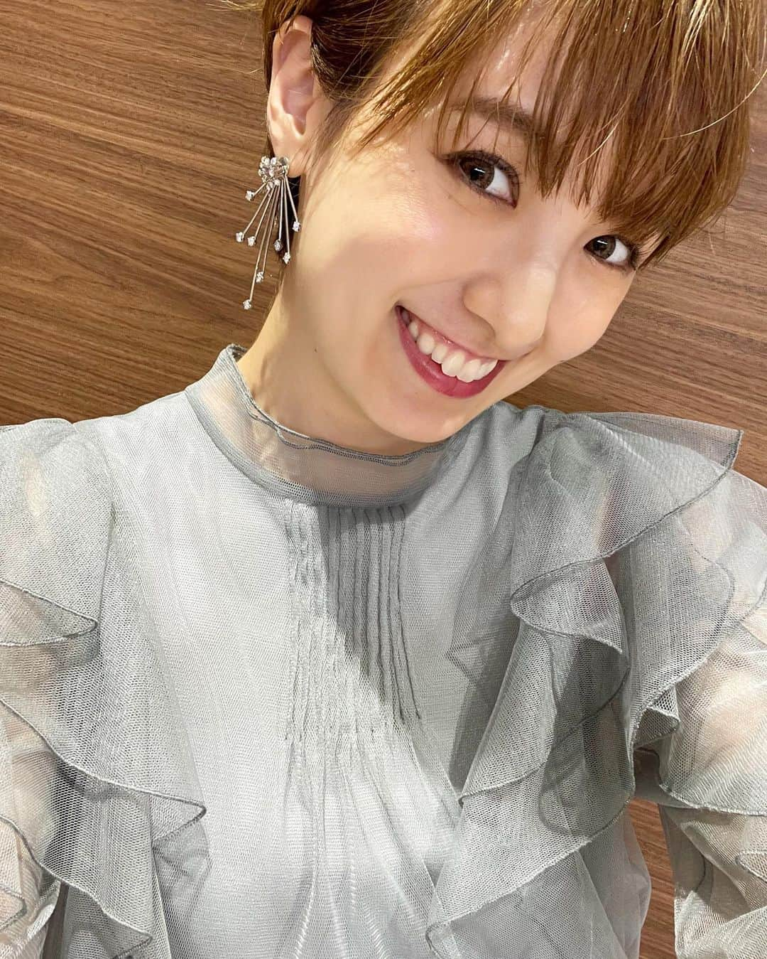 南明奈さんのインスタグラム写真 - (南明奈Instagram)「今日から12月❄️ 1年早いね😳  プチブランチ衣装✨  写真1・2枚目 セットアップ、シャツ @lounie_jp 靴 @randa_pic ピアス @abiste_official  写真3・4枚目 ブラウス、パンツ @cocodeal_official 靴　 @dianashoespress ピアス @abiste_official  写真5・6枚目 ワンピース、パンツ @limue_official ブーツ @dianashoespress ピアス @unoaerre_japan  写真7・8枚目 デニムセットアップ @alexiastam_official ビスチェ @lipservice_official ブーツ @staccatojapan_official  ピアス @abiste_official」12月1日 23時32分 - akinaminami