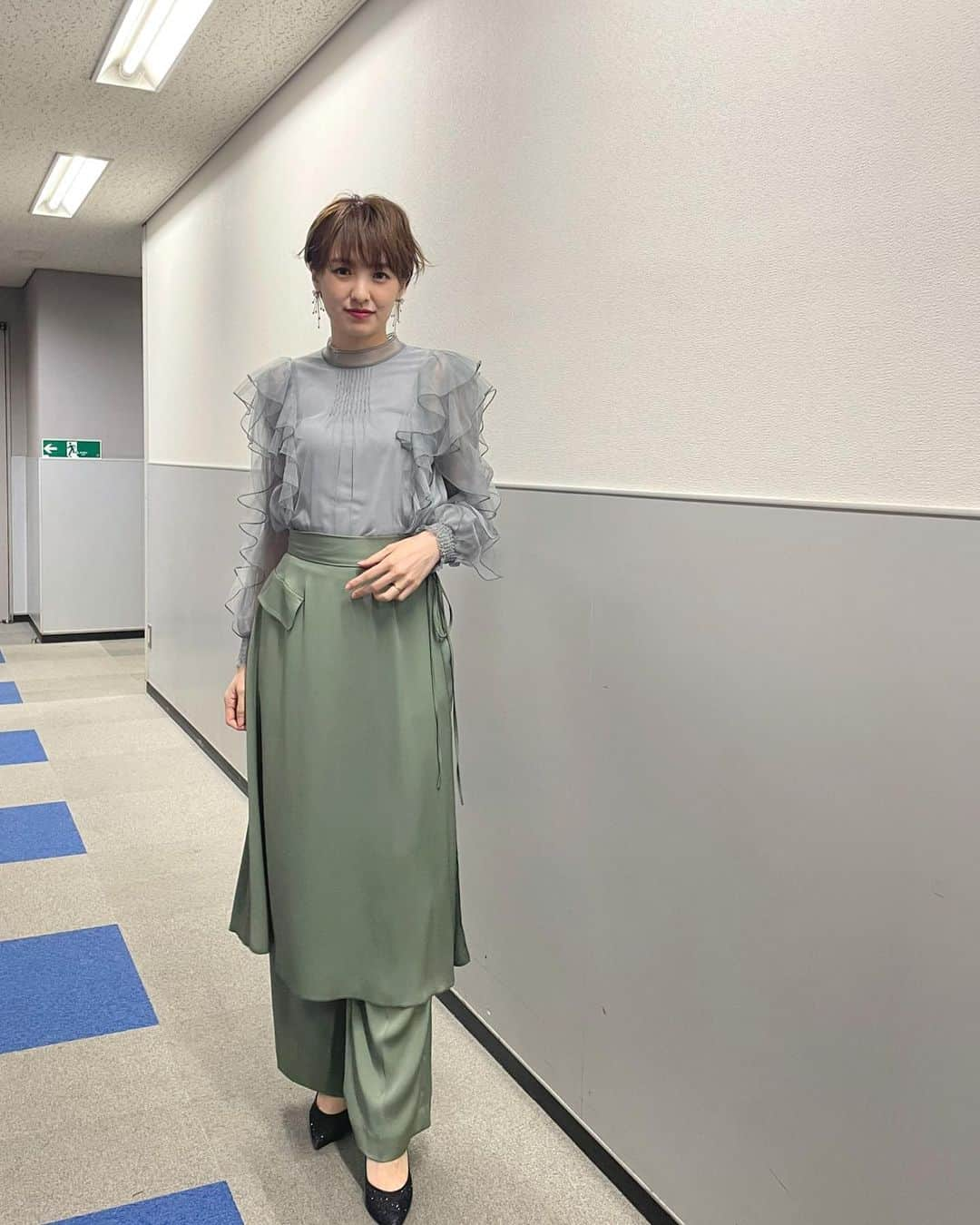 南明奈さんのインスタグラム写真 - (南明奈Instagram)「今日から12月❄️ 1年早いね😳  プチブランチ衣装✨  写真1・2枚目 セットアップ、シャツ @lounie_jp 靴 @randa_pic ピアス @abiste_official  写真3・4枚目 ブラウス、パンツ @cocodeal_official 靴　 @dianashoespress ピアス @abiste_official  写真5・6枚目 ワンピース、パンツ @limue_official ブーツ @dianashoespress ピアス @unoaerre_japan  写真7・8枚目 デニムセットアップ @alexiastam_official ビスチェ @lipservice_official ブーツ @staccatojapan_official  ピアス @abiste_official」12月1日 23時32分 - akinaminami