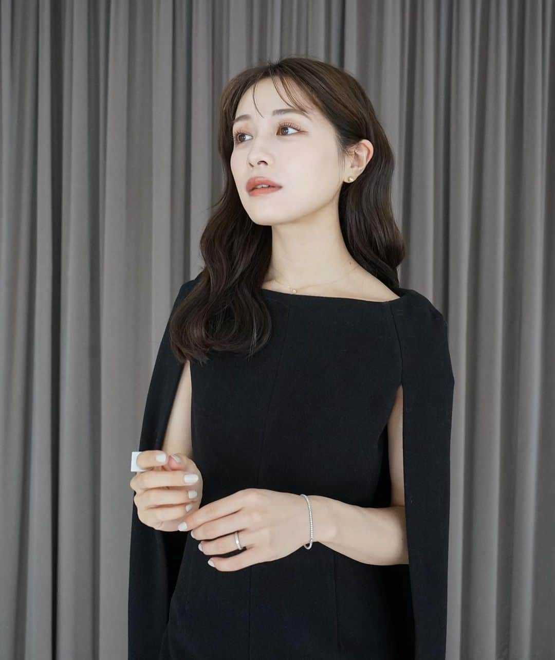 楫真梨子さんのインスタグラム写真 - (楫真梨子Instagram)「Narrow line Cape Dress / Black  いよいよ明日12/2(土)20:00よりDRESS COLLECTIONの販売を開始いたします😌 記念日や結婚式など通年を通して着まわせるコレクションとなっておりますので、この機会に是非ご覧ください✨  Narrow line Cape Dressはモダンでシックな雰囲気が魅力🐈‍⬛」12月1日 23時33分 - kajimari1226