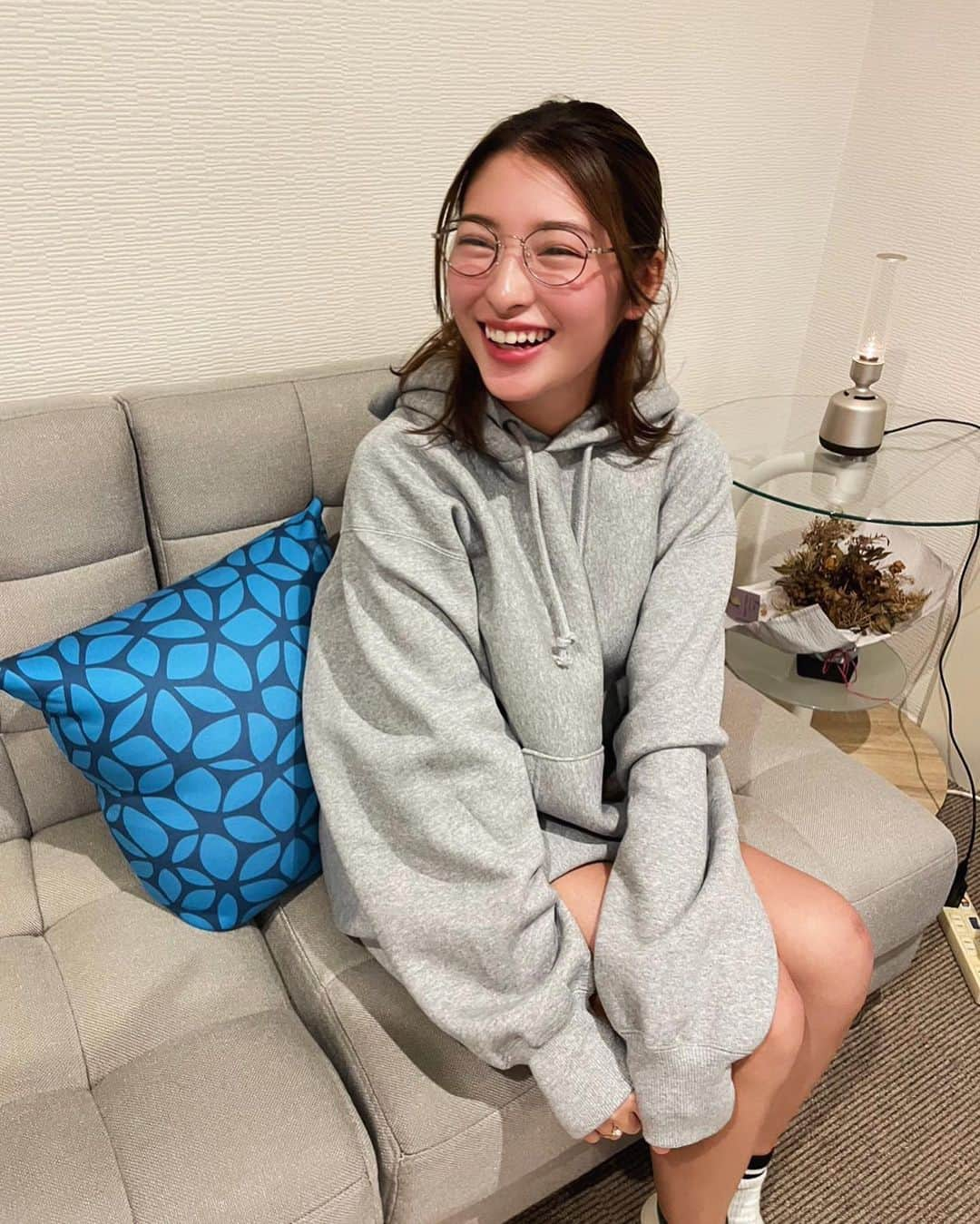 荒牧理沙のインスタグラム：「普段見せない眼鏡姿公開！^_−☆🤓🧡  実はお家🏠ではメガネをかけて生活してるんだけど、 @idea_staff_online  今回イディアさんにお邪魔させて頂きました🎶  一つ一つのデザインに拘っていて本当に素敵なの✨ メガネかけた時の軽さとフィット感凄い好き！！！😌💛  今まで自分の好きなデザインはあったんだけど、 ちゃんと自分に合ったフレーム、デザインを今回見つける事が出来てテンション上がってます🥹❤️‍🔥  沢山の種類があって、メガネ試してる時ウキウキ止まらなかったぁぁあ！！幸せな時間をありがとうございました🙇‍♀️🩷  🔴カラコン専門店『カラコン庭』《@colorcontei》 公式アカウントが作成されたので是非チェックしてね☑️🙆🏻‍♀️  #idea #イディア #メガネ #メガネ女子 #デザイン  #シンプル #bcpc #カラコン #カラコン庭 #カラコン女子」