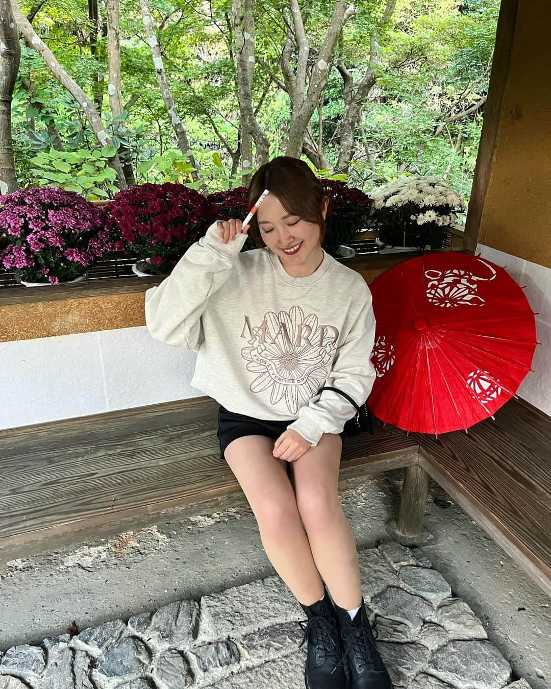 森戸知沙希さんのインスタグラム写真 - (森戸知沙希Instagram)「お散歩もした！  　 　 和菓子が可愛いかった、、、！ 水占いは初めてやったんですけど、全然良くなかったです^ ^笑 　  　 　 I felt the Japanese tradition😂  #一条恵観山荘  #花手水  #水占い #小吉」12月1日 23時43分 - chisaki__morito.official