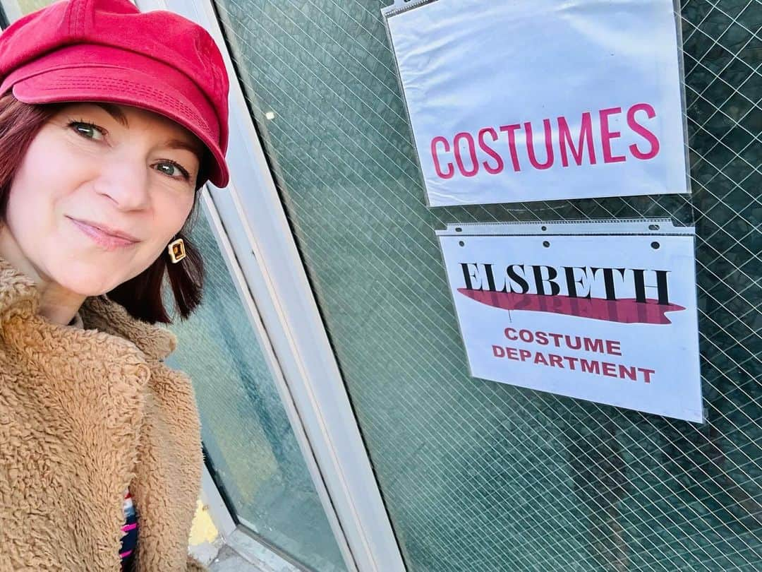 キャリー・プレストンのインスタグラム：「First costume fitting today for Season 1 of @elsbethcbs! We start shooting in January. Scripts are being written, clothes are being tried on, sets are being built. I’m positively manic with excitement! #Elsbeth @cbstv @cbstvstudios」