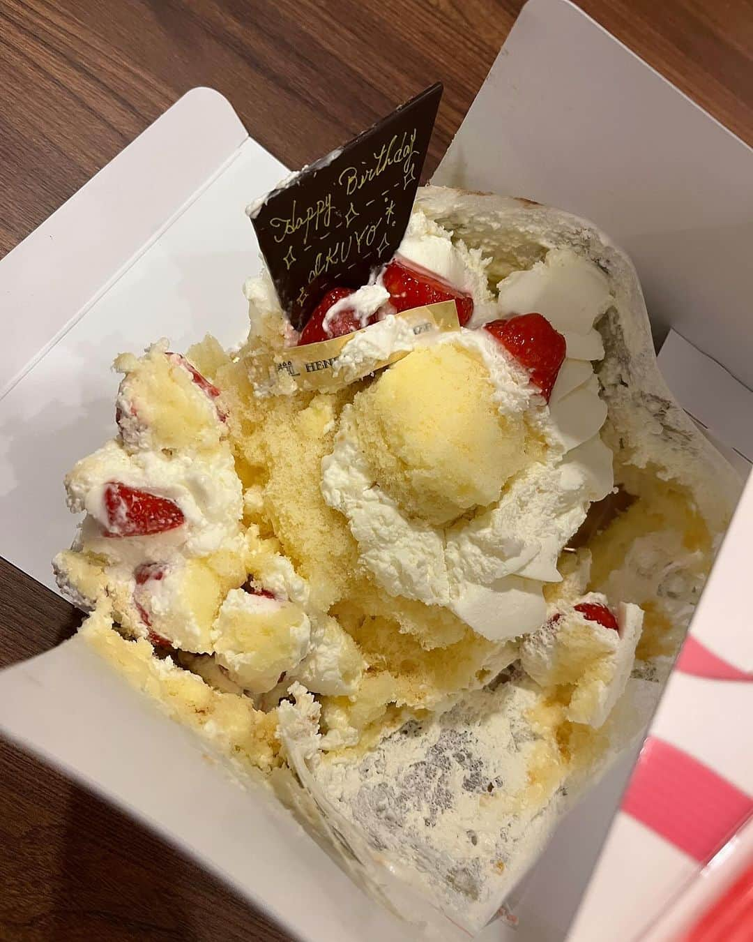 青山郁代さんのインスタグラム写真 - (青山郁代Instagram)「主人がサプライズでホールのバースデーケーキを買ってきてくれたのですが、バイクだったそうで中身が未だかつて見たことないほどズタボロに😂！  爆笑してフォークでつついて美味しくいただきました🎂 今年もそんなこんなで楽しいお誕生日でした！  というわけで、11月27日にお誕生日を迎えました！ メッセージをくださった皆さま、ありがとうございました☺️  お産を経験し、これまで“誕生日”に感じていた想いとまた違った想いで胸がいっぱいになった、特別なお誕生日でした。  38年前の11月27日わたしが生まれた時間。  母はまさにあの“お産”に挑み、 命懸けで私を産んでくれたんだ。  そんなことを考えていると あの日の母と今の私が尊い糸で繋がったような気持ちになって、母をただただ愛しく感じました。  愛しくてありがたくてたまらない。  命懸けで私を産んでくれて、 私に人生をくれてありがとう。  産んでくれてから今もなお、 娘の私を守り続けてくれてありがとう。  生まれた時間ちょうどに母に「ありがとう」を伝えました✨  ーーー  そして 支えてくださる皆様、応援してくださる皆様、周りにいてくださる皆様、いつも本当にありがとうございます😊🫶🏻  新しい一年も新たな夢に向かって精進いたします🏹✨  P.S  心のこもったお手紙やプレゼント、温かいメッセージを送ってくださった皆さま、とても嬉しかったです！有り難うございました🎁  #birthday #感謝 #11月27日生まれ   ズタボロケーキだけだとあれなので、一丁前にワイングラスでぶどうジュース飲んでる写真も載せます🍇」12月1日 23時38分 - ikuyo_aoyama